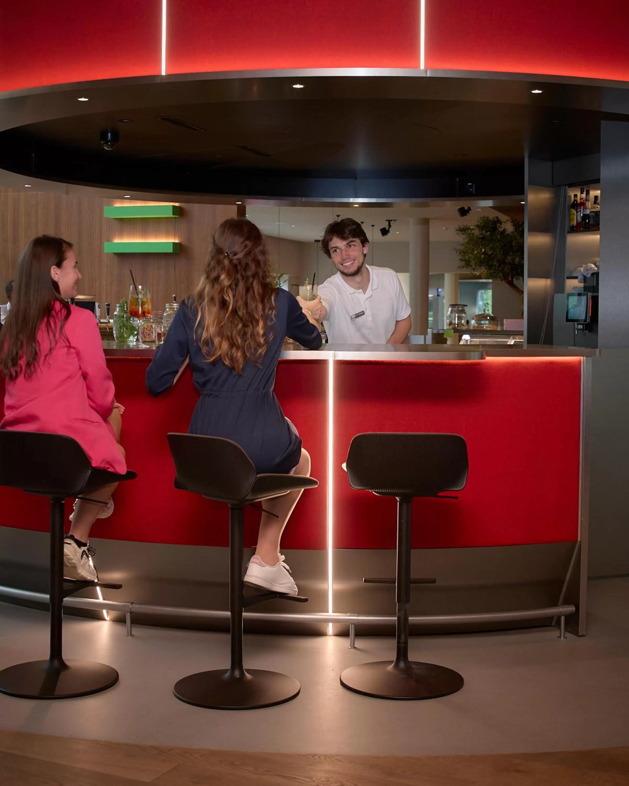 Lounge or bar in Novotel Zurich City West