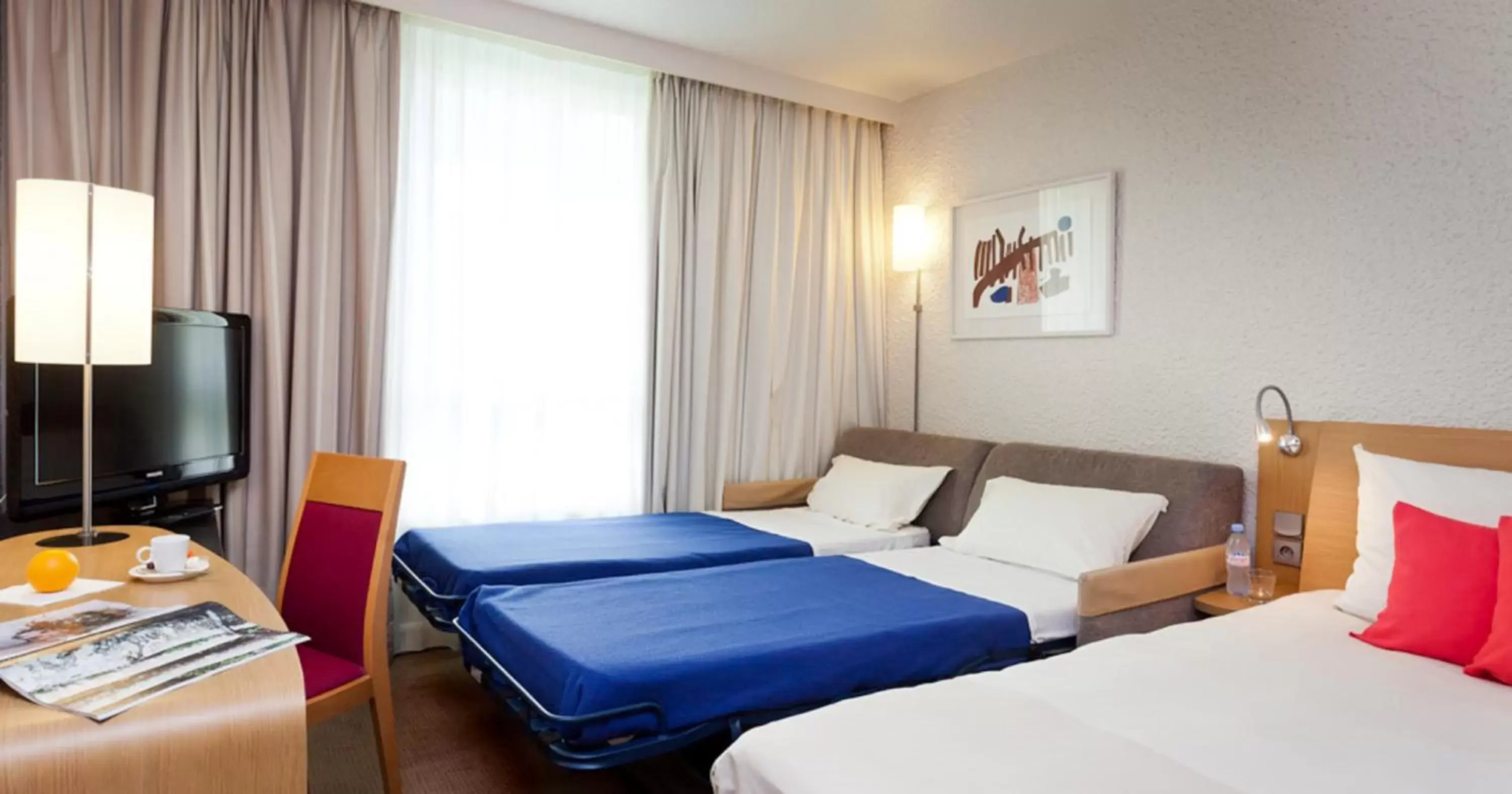 TV and multimedia, Bed in Novotel Grenoble Centre