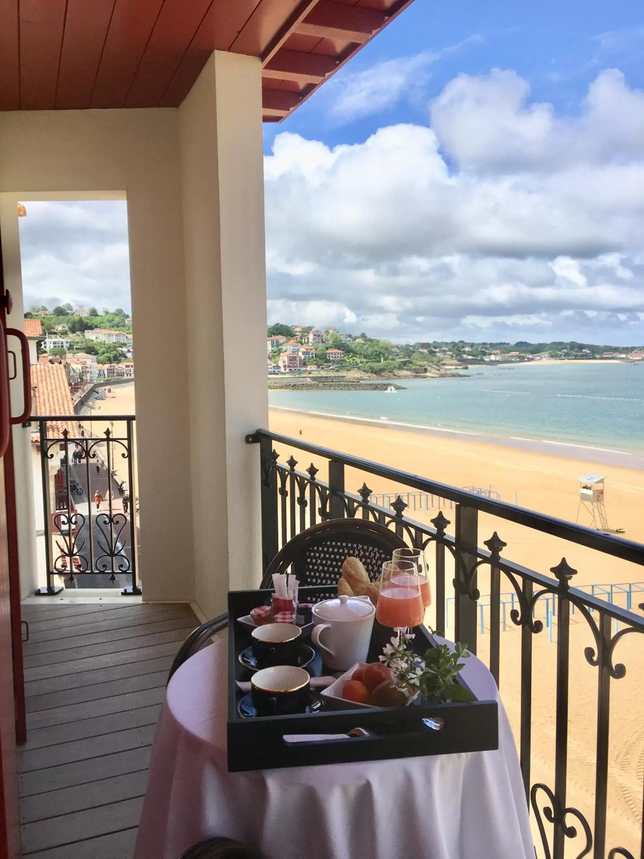 Breakfast, Balcony/Terrace in Hôtel de la Plage - Saint Jean de Luz