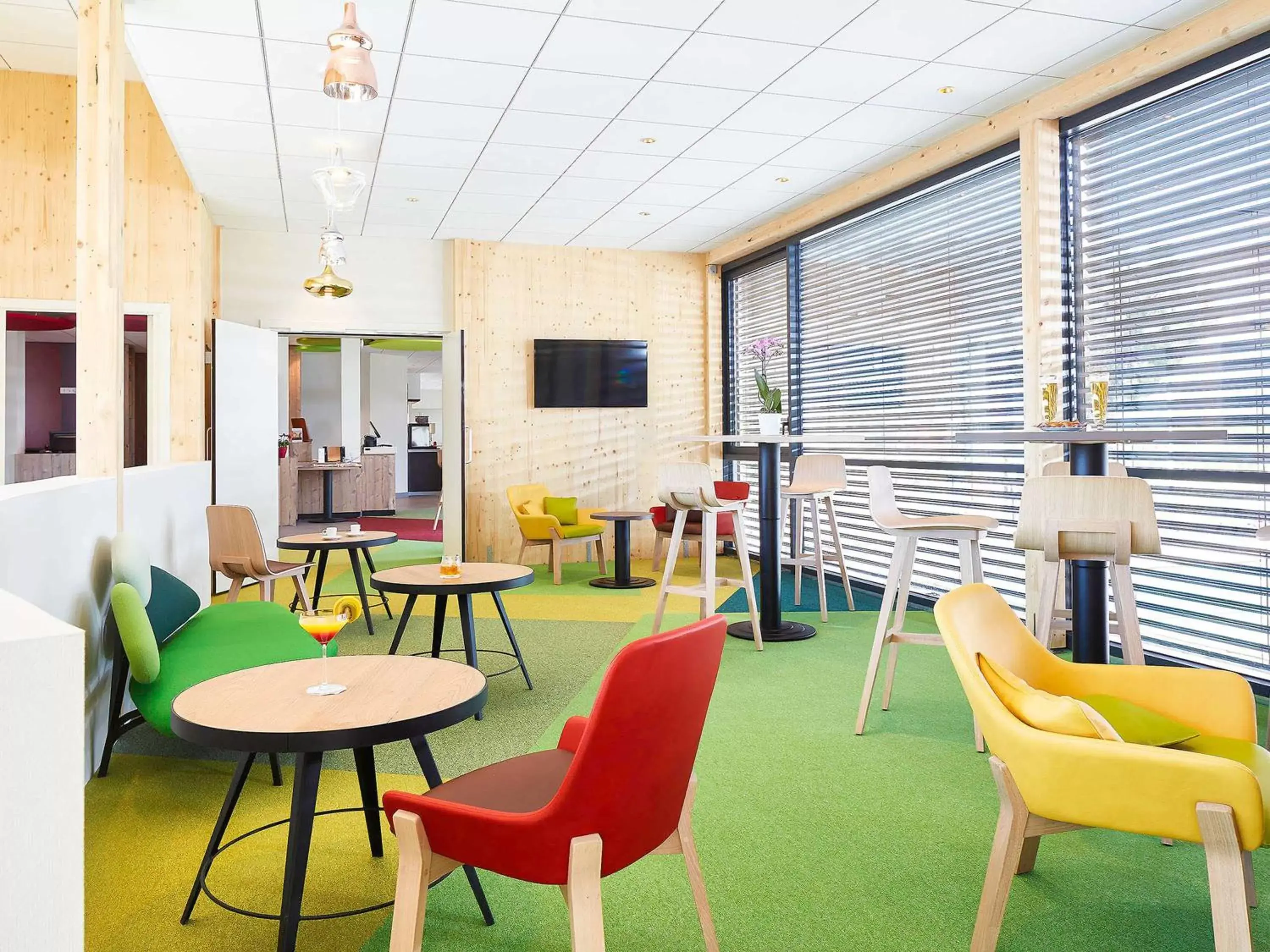 Property building, Lounge/Bar in Ibis Styles Colmar Nord
