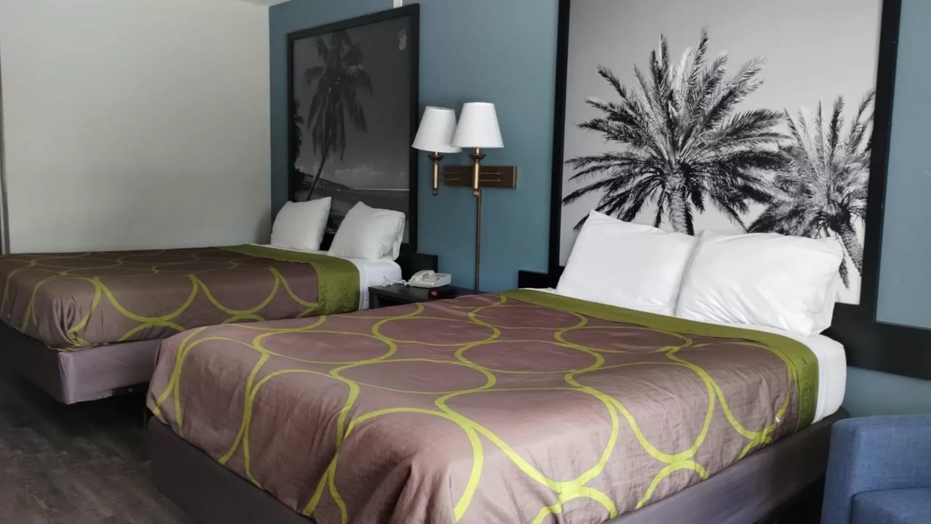 Family, Bed in Super 8 Motel by Wyndham near Fort Lauderdale Arpt