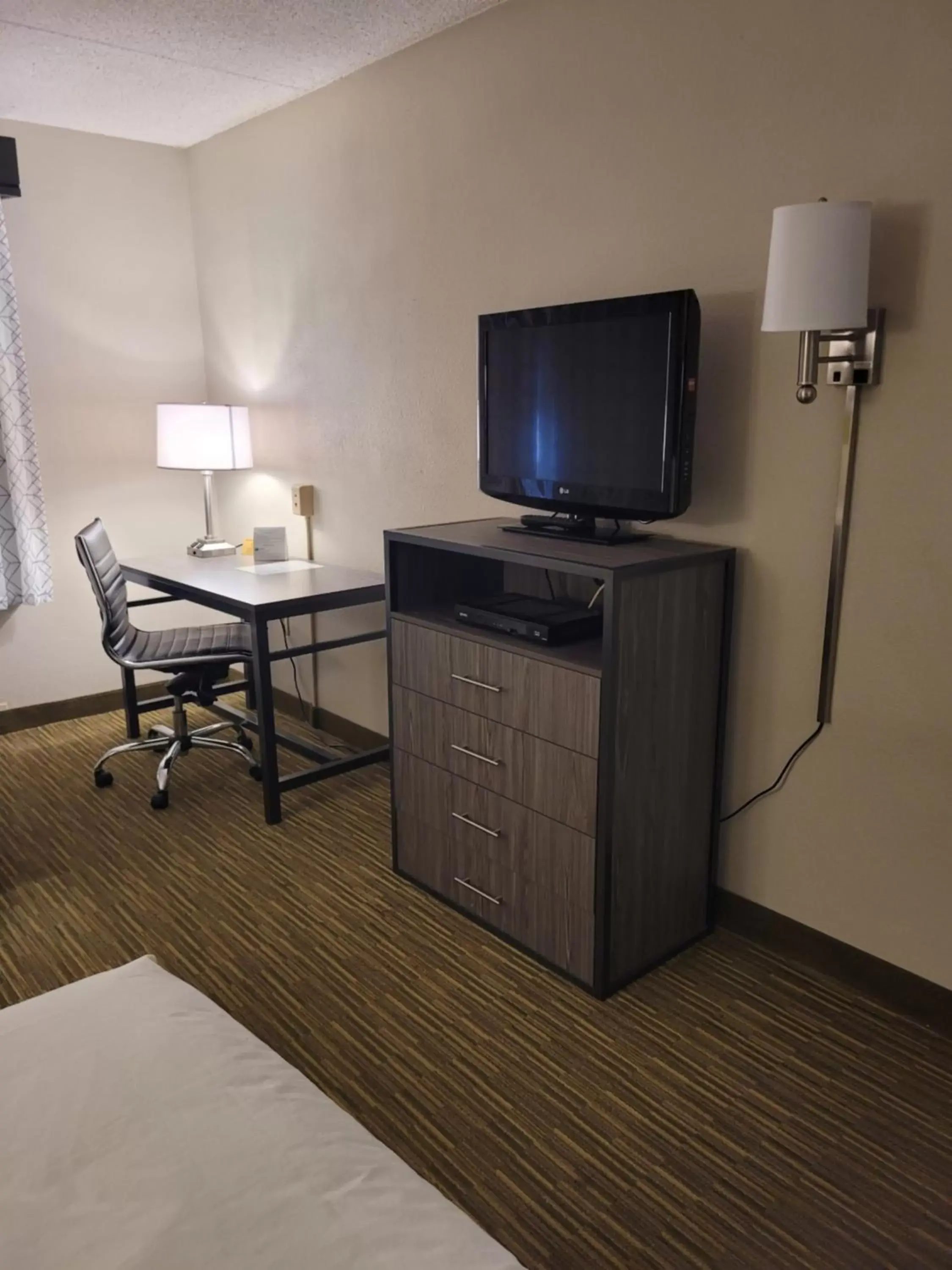 TV and multimedia, TV/Entertainment Center in SureStay Plus Hotel by Best Western McGuire AFB Jackson