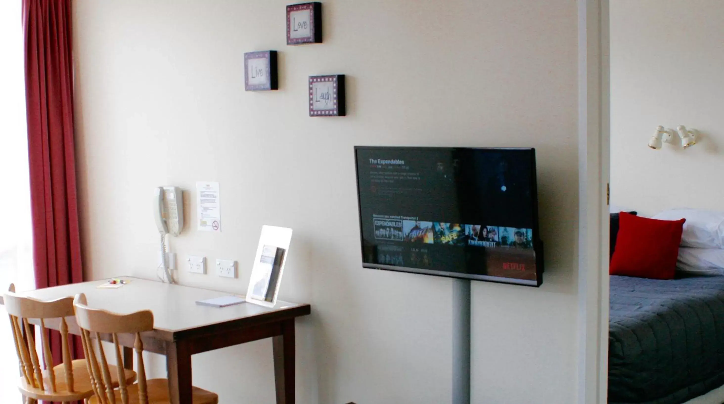 Living room, TV/Entertainment Center in Bavarian Motel