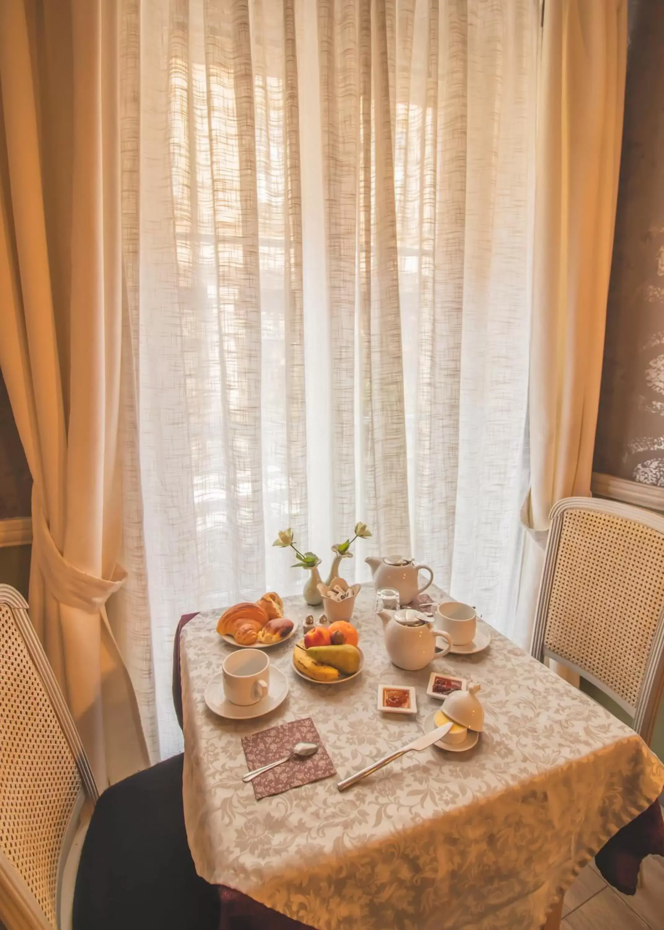 Breakfast, Food in Hôtel De La Banniere De France