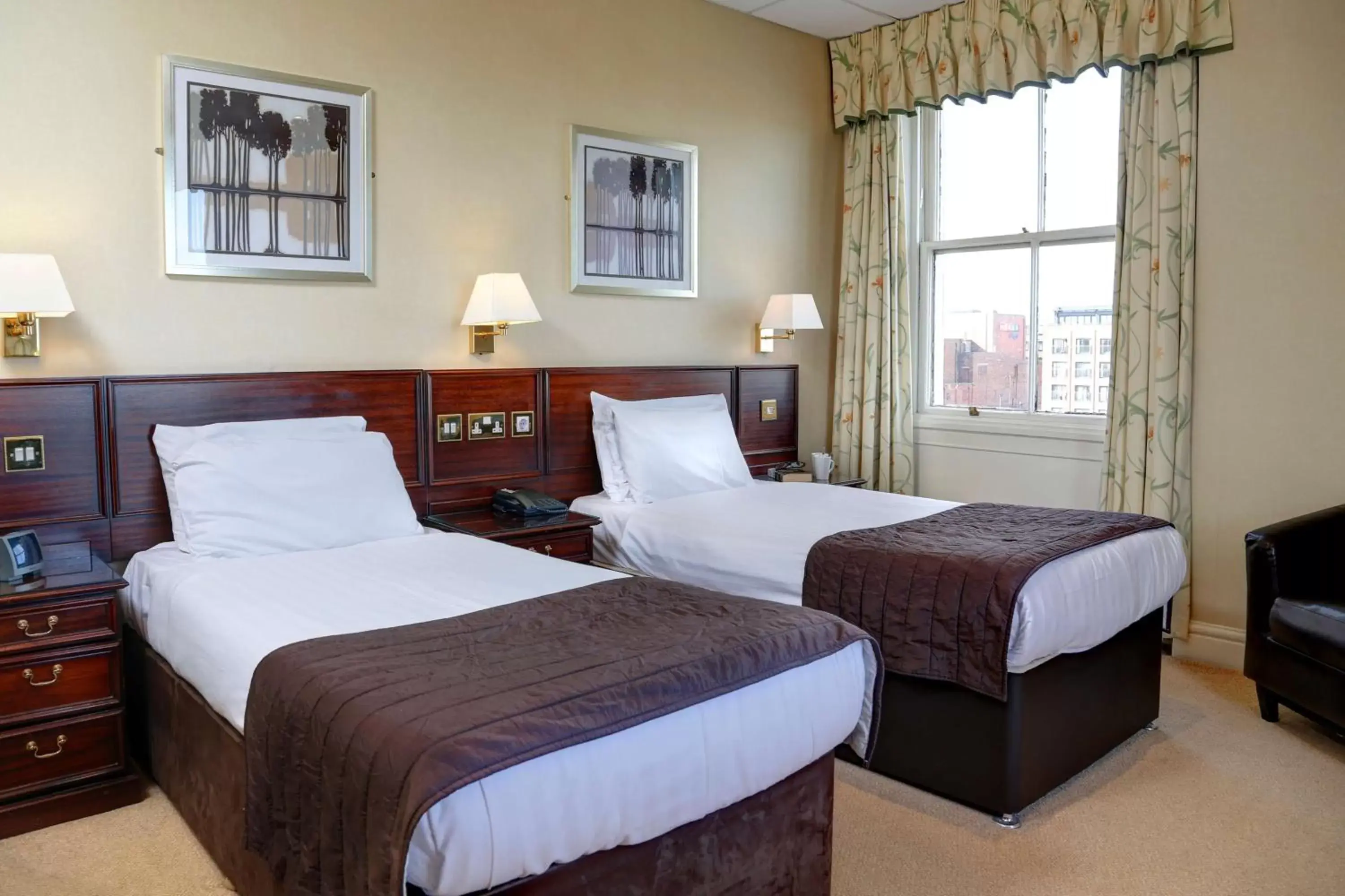 Photo of the whole room, Bed in Royal Clifton Hotel