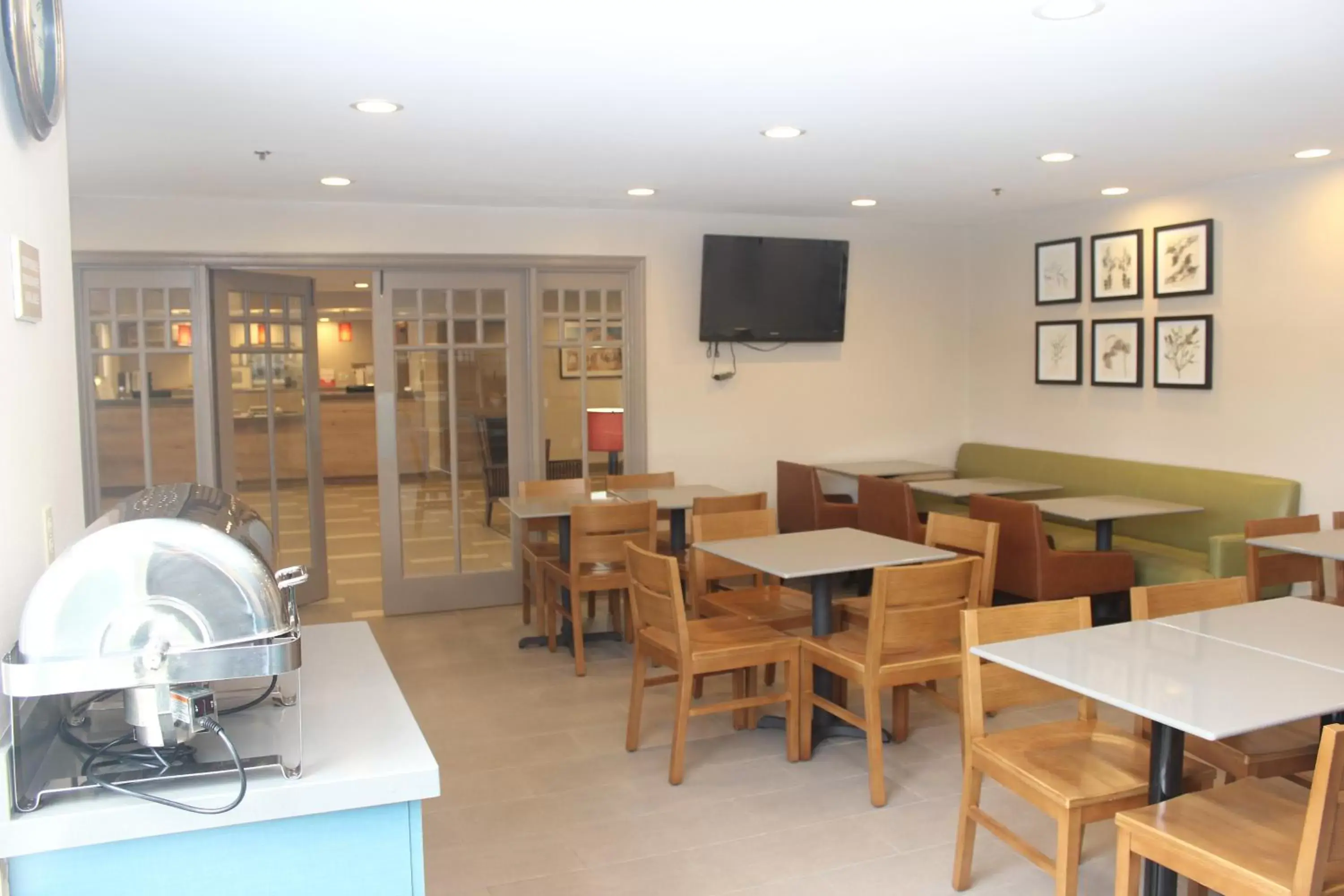 Dining area in Country Inn & Suites by Radisson, Nashville, TN