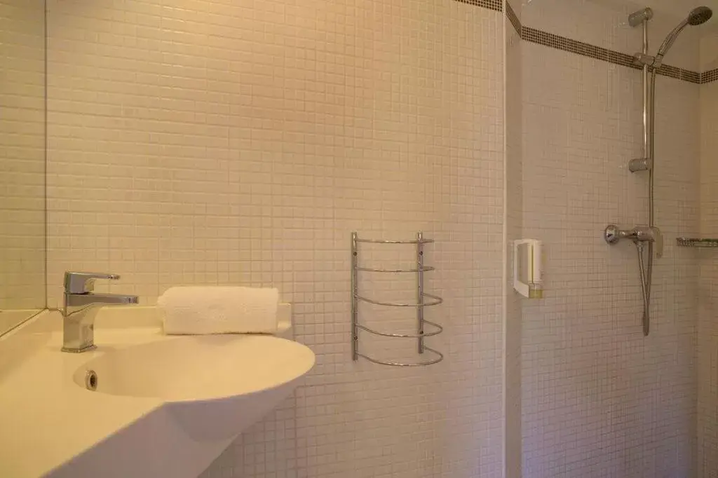 Bathroom in The Originals City, Hotel Novella Confort, Nantes Est