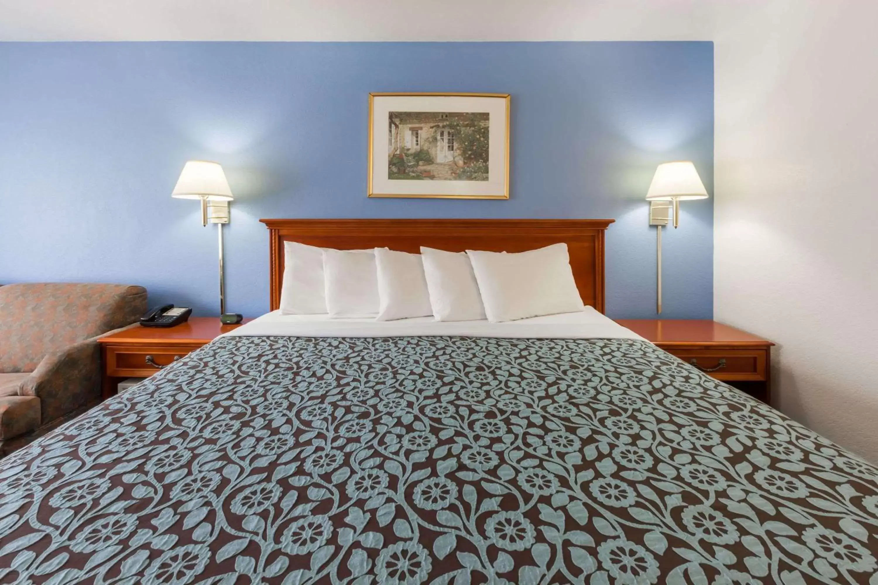 Photo of the whole room, Bed in Days Inn by Wyndham Holland