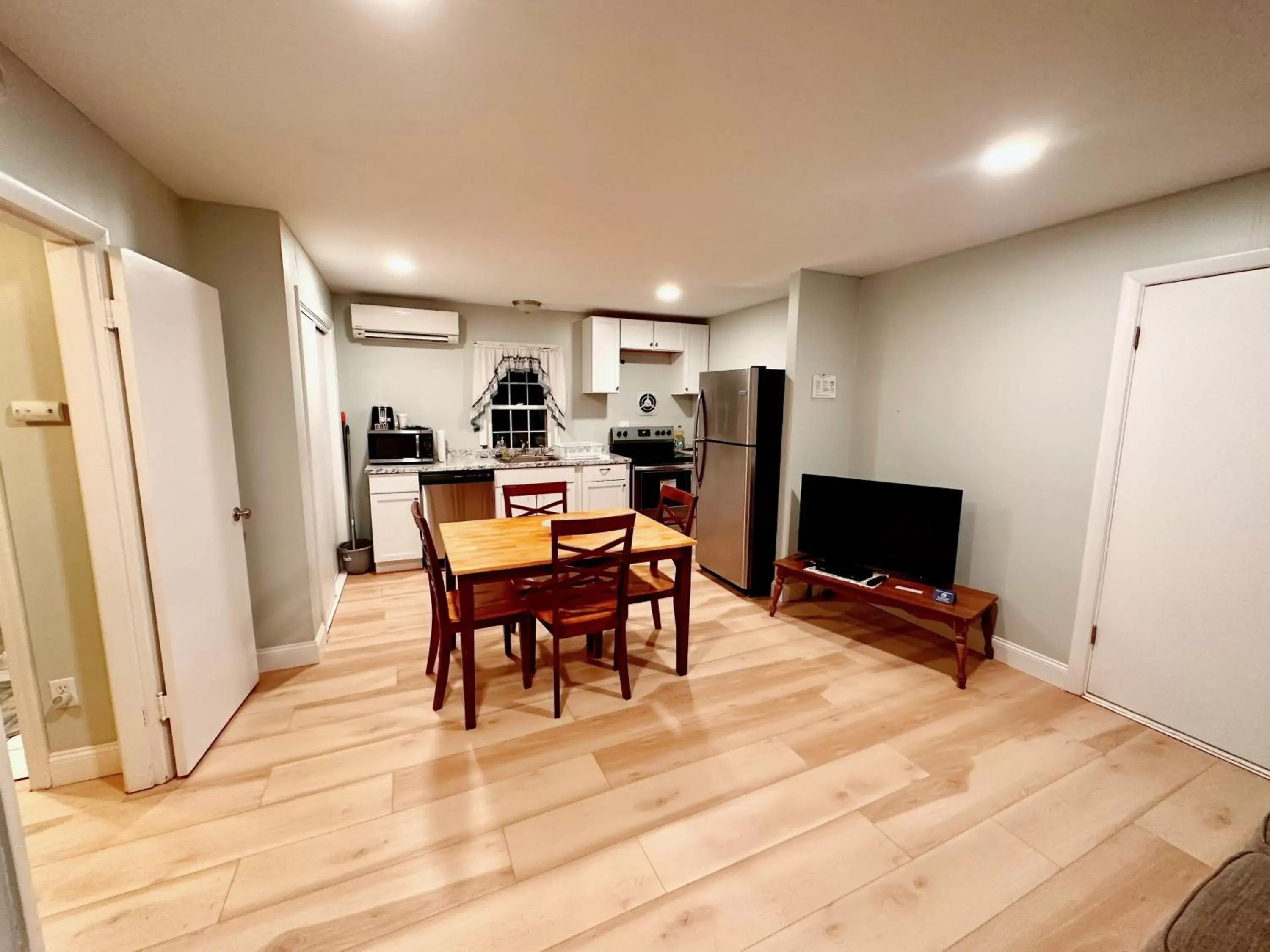 Kitchen or kitchenette, Dining Area in Sandy Neck Motel