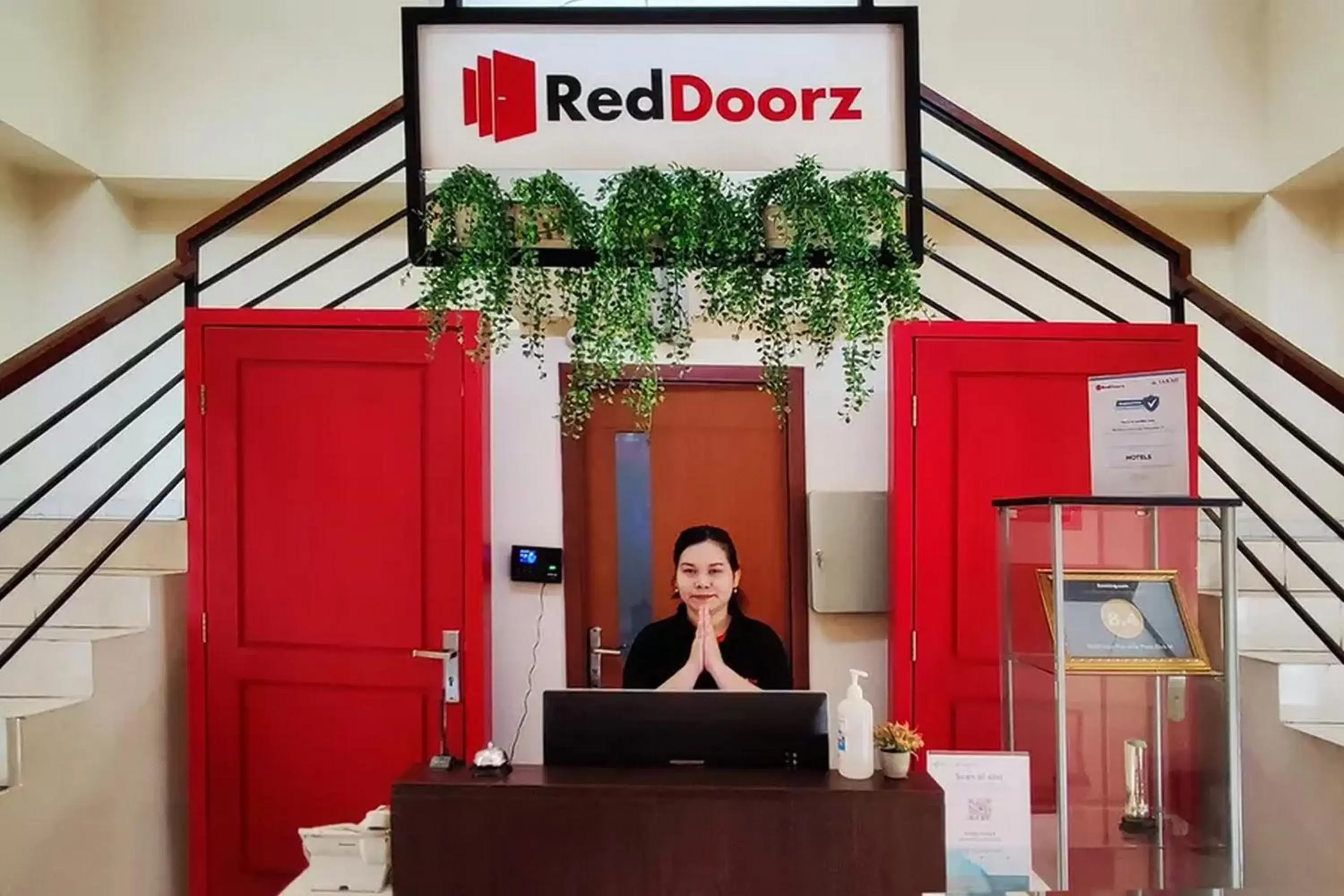 Lobby or reception, Staff in RedDoorz Plus near Plaza Blok M