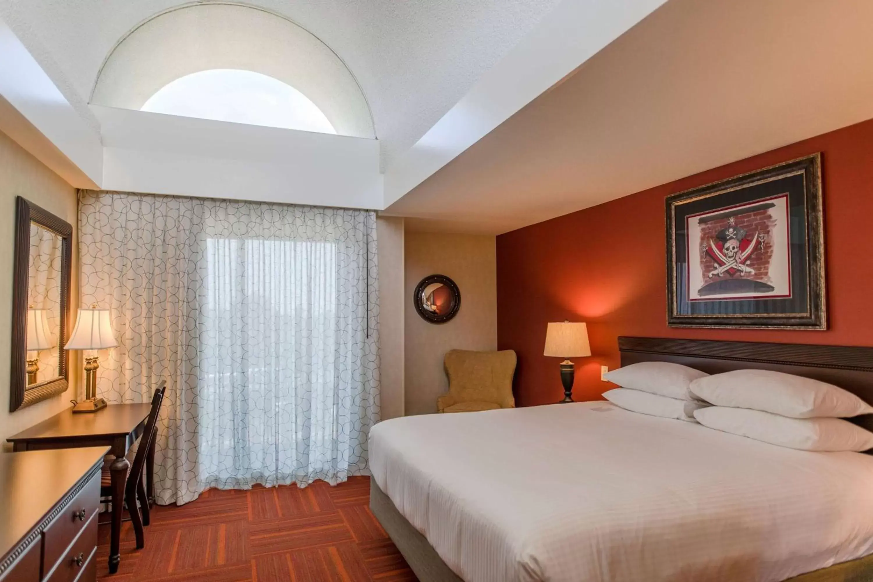Photo of the whole room, Bed in Howard Johnson by Wyndham Anaheim Hotel & Water Playground