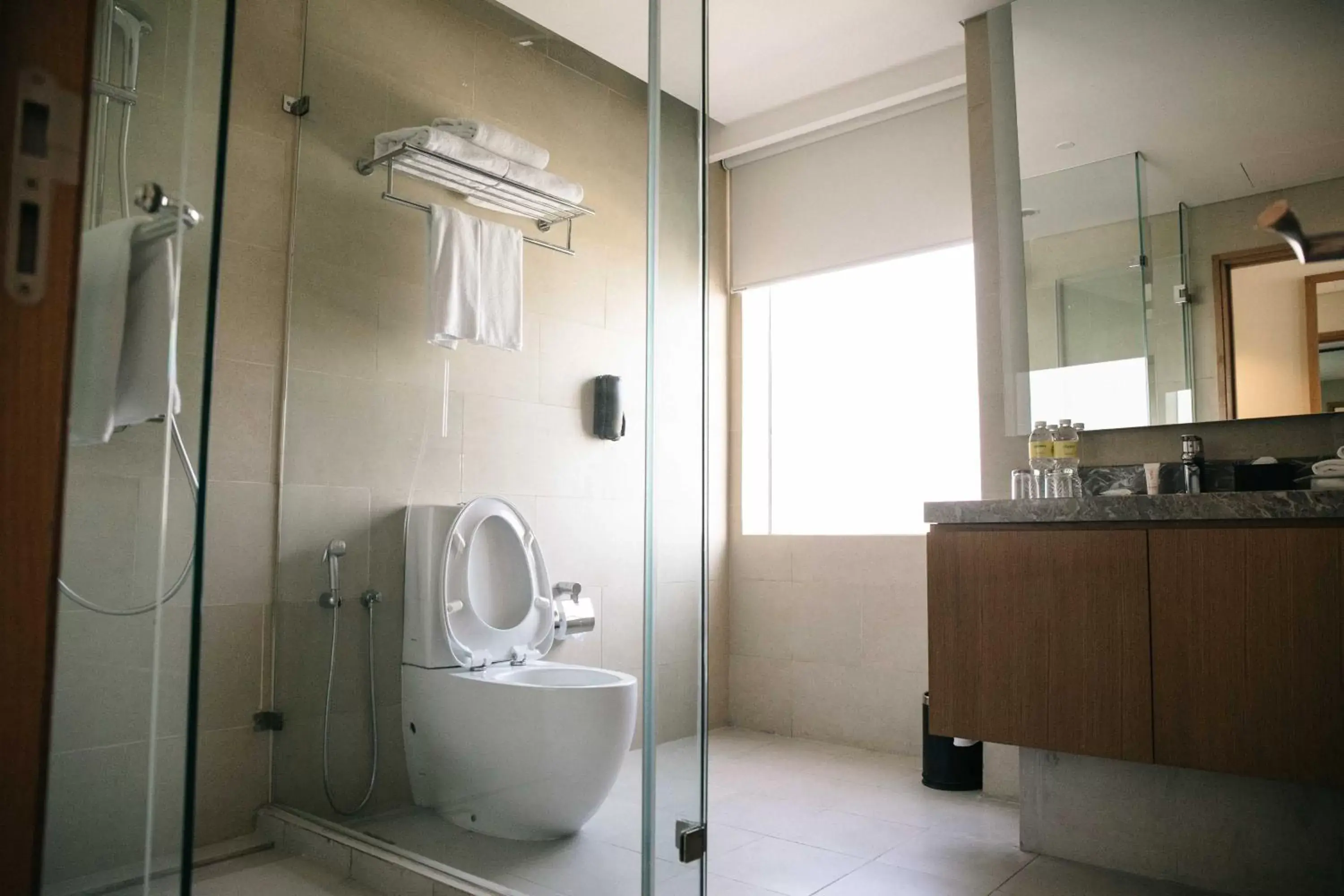 Shower, Bathroom in Holiday Inn & Suites Jakarta Gajah Mada, an IHG Hotel