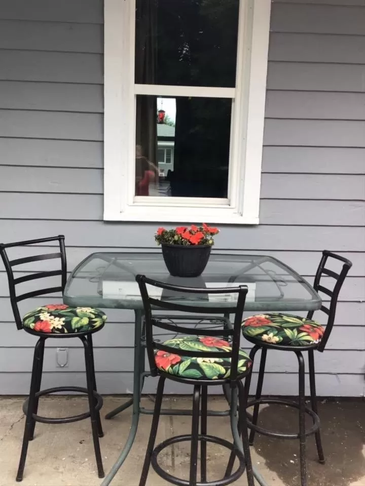 Patio in The Eastland Motel