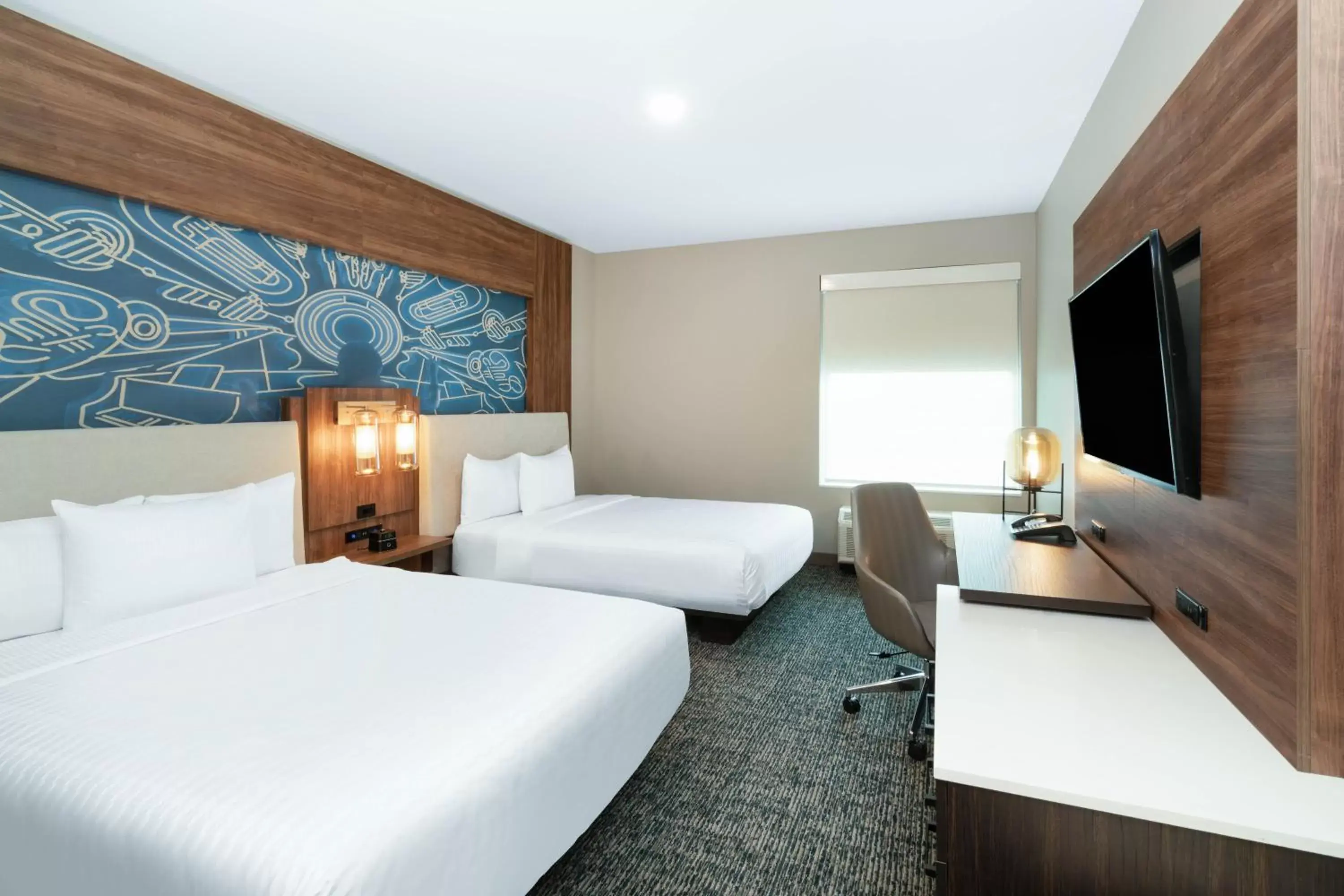 Bed in La Quinta Inn & Suites by Wyndham Nashville Downtown Stadium