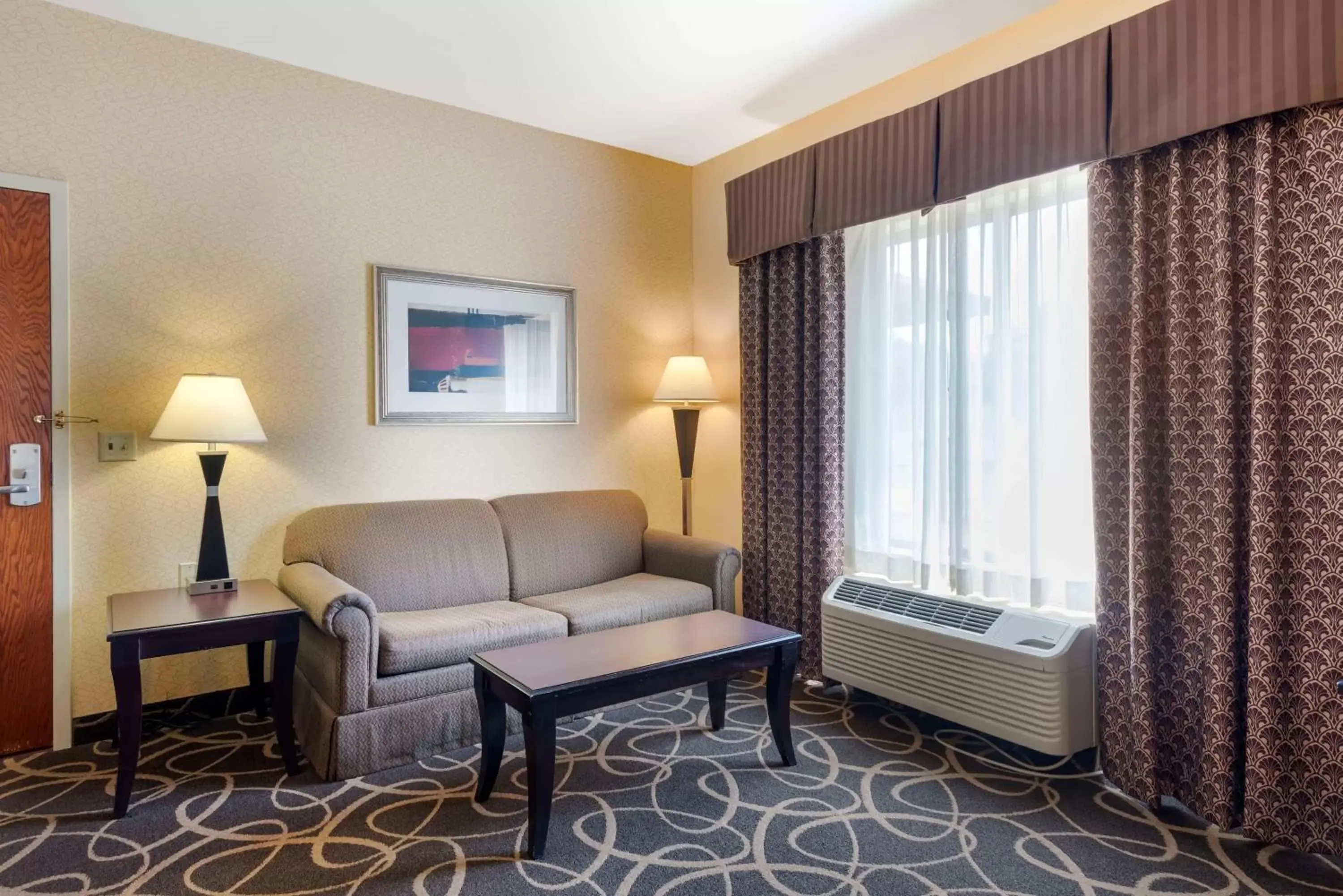 Bedroom, Seating Area in Best Western Plus Eau Claire Conference Center