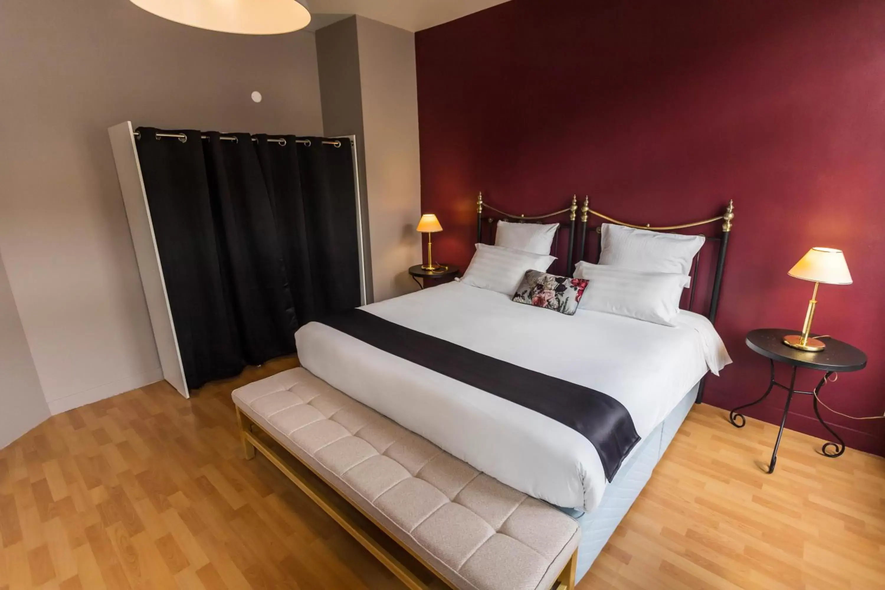 Bed in HOTEL restaurant CÔTE GARONNE le BALCON DES DAMES - Tonneins Marmande Agen - chambres climatisées