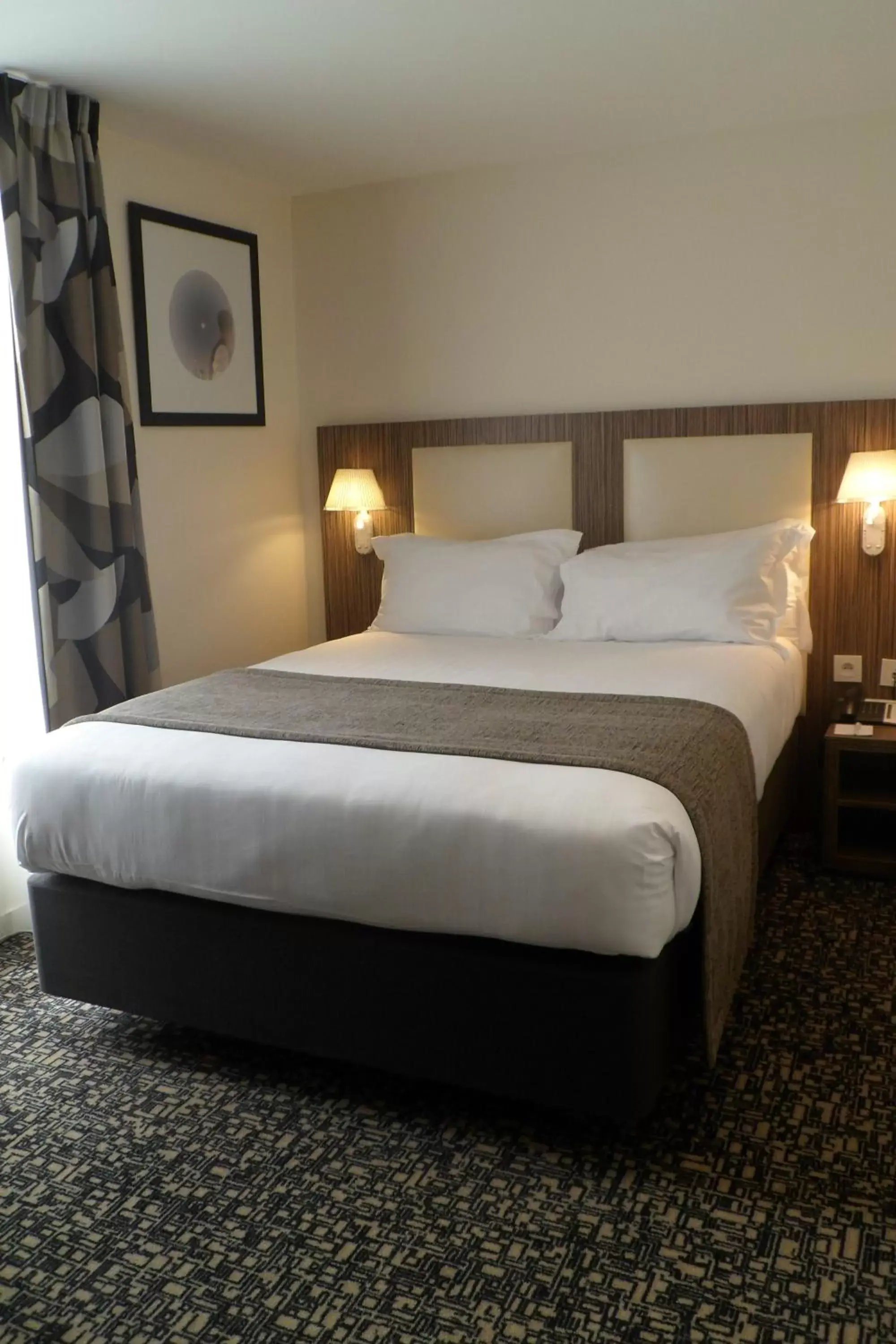 Bed in Holiday Inn Paris Opéra - Grands Boulevards, an IHG Hotel