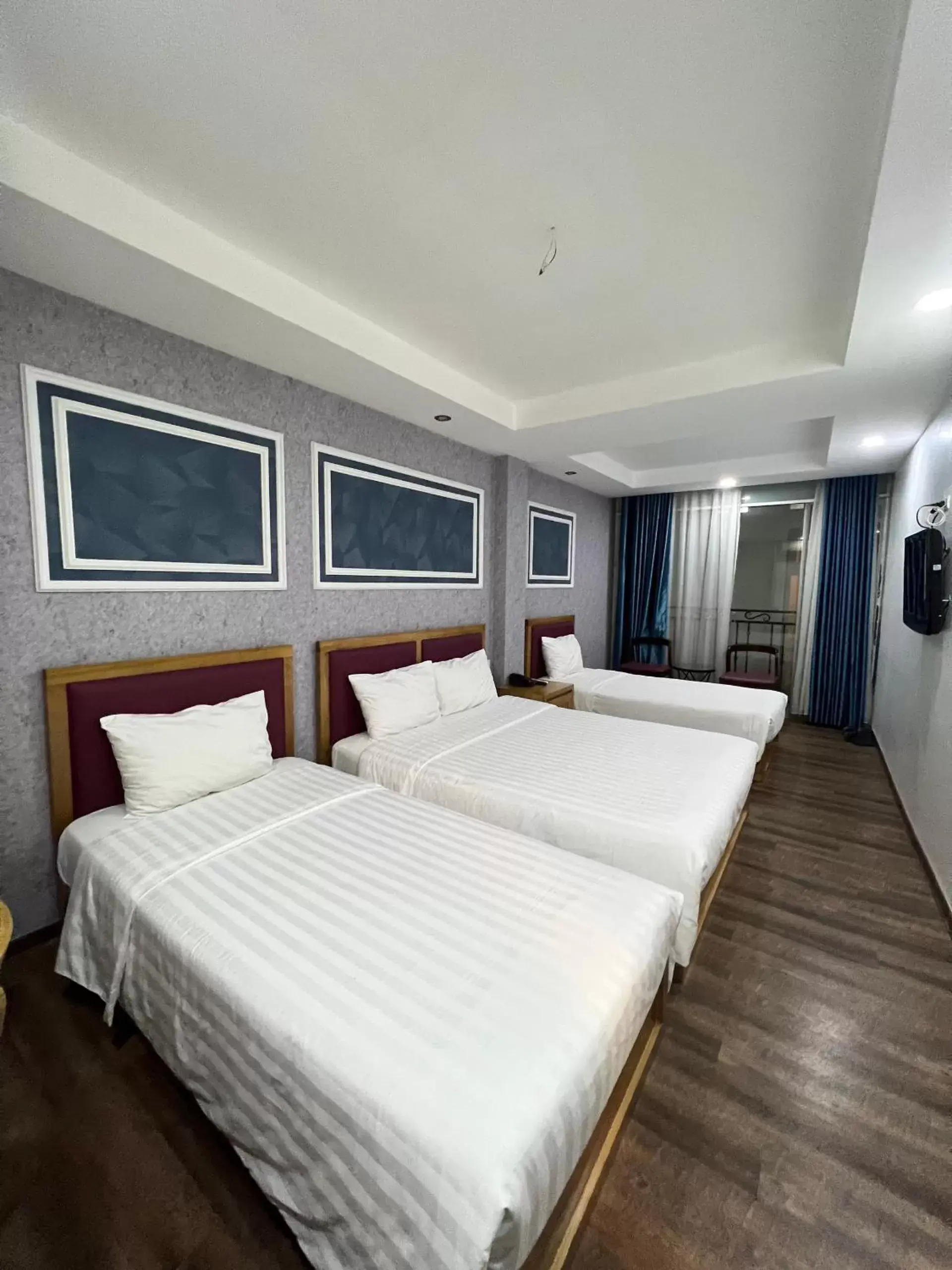 Bed in Holiday Suites Hotel & Spa