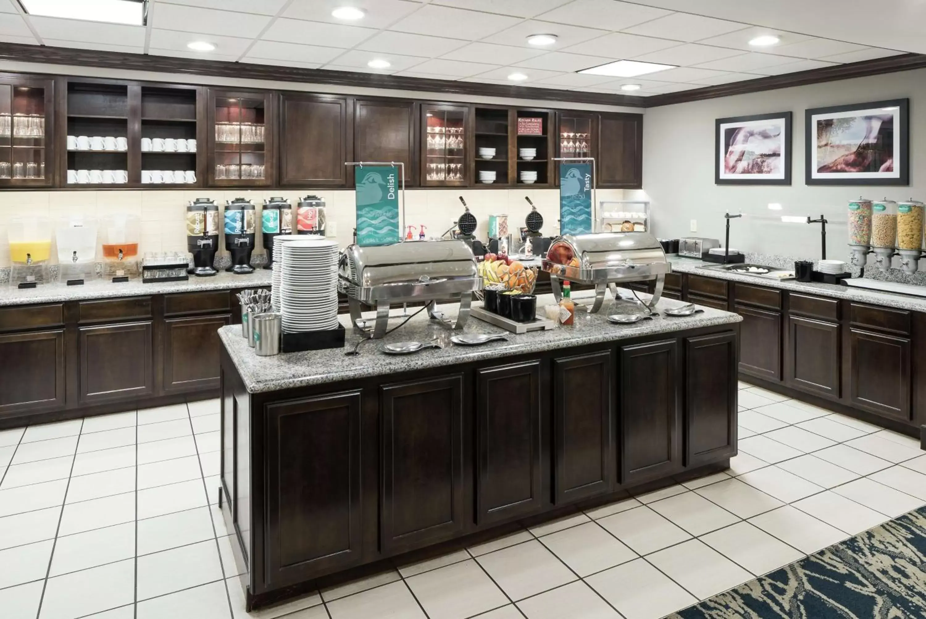 Breakfast, Kitchen/Kitchenette in Homewood Suites by Hilton Cedar Rapids-North