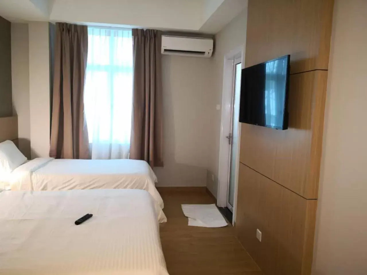 Bedroom, Bed in Walk In Hotel Bedroom, Bed in Walk In Hotel