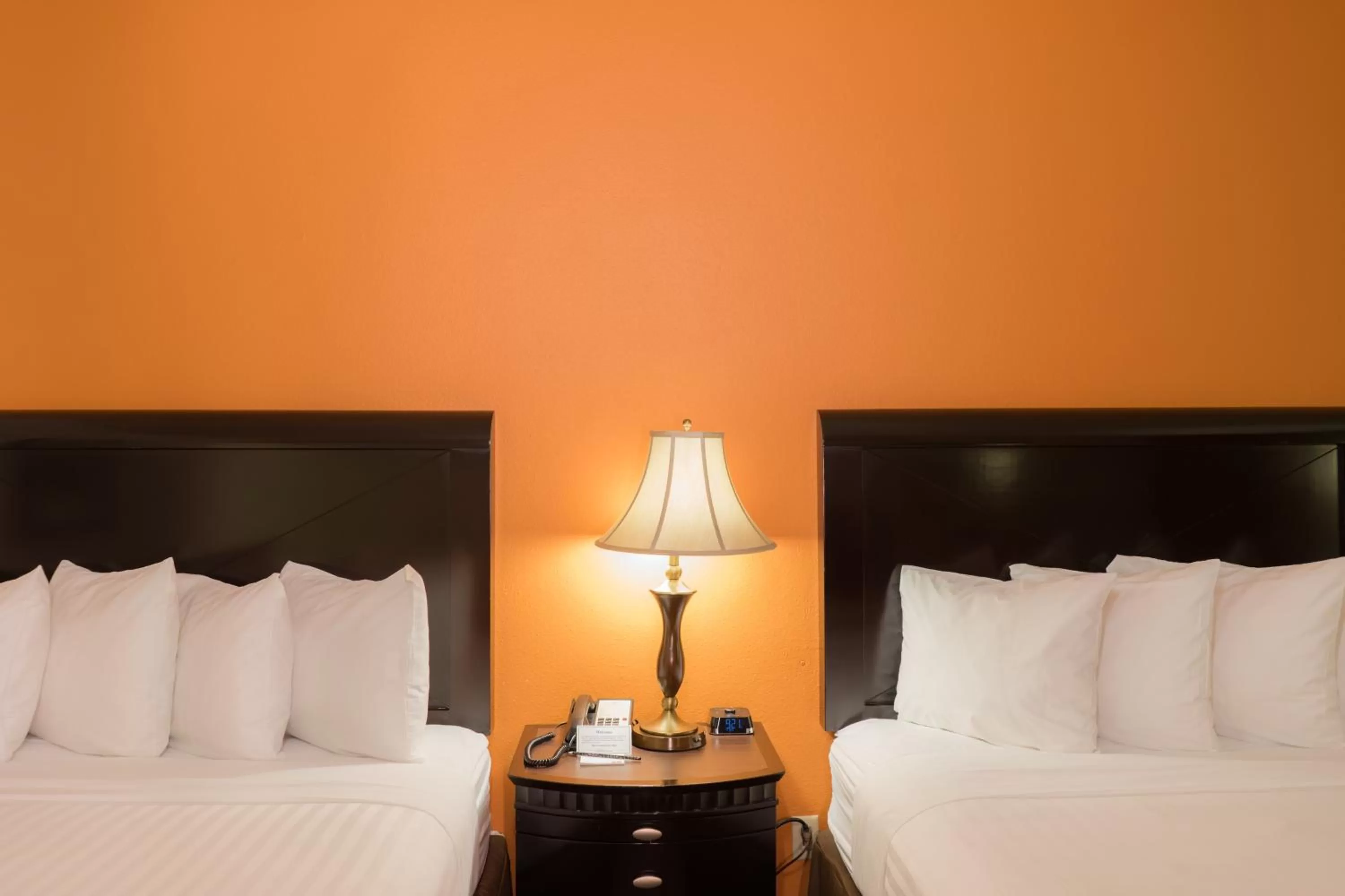 Bedroom, Bed in Oakland Airport Executive Hotel