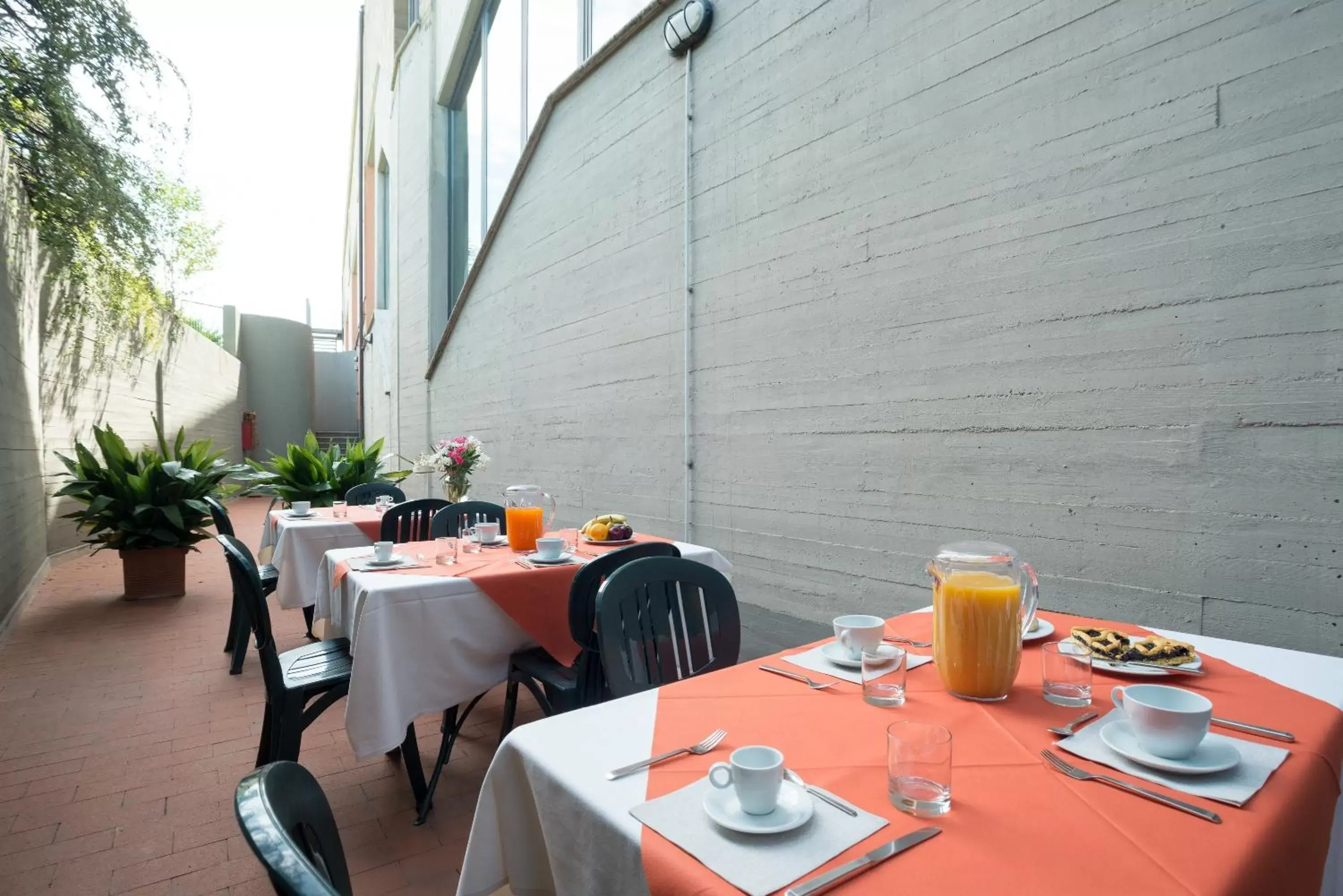Balcony/Terrace, Restaurant/Places to Eat in Terra Umbra Hotel