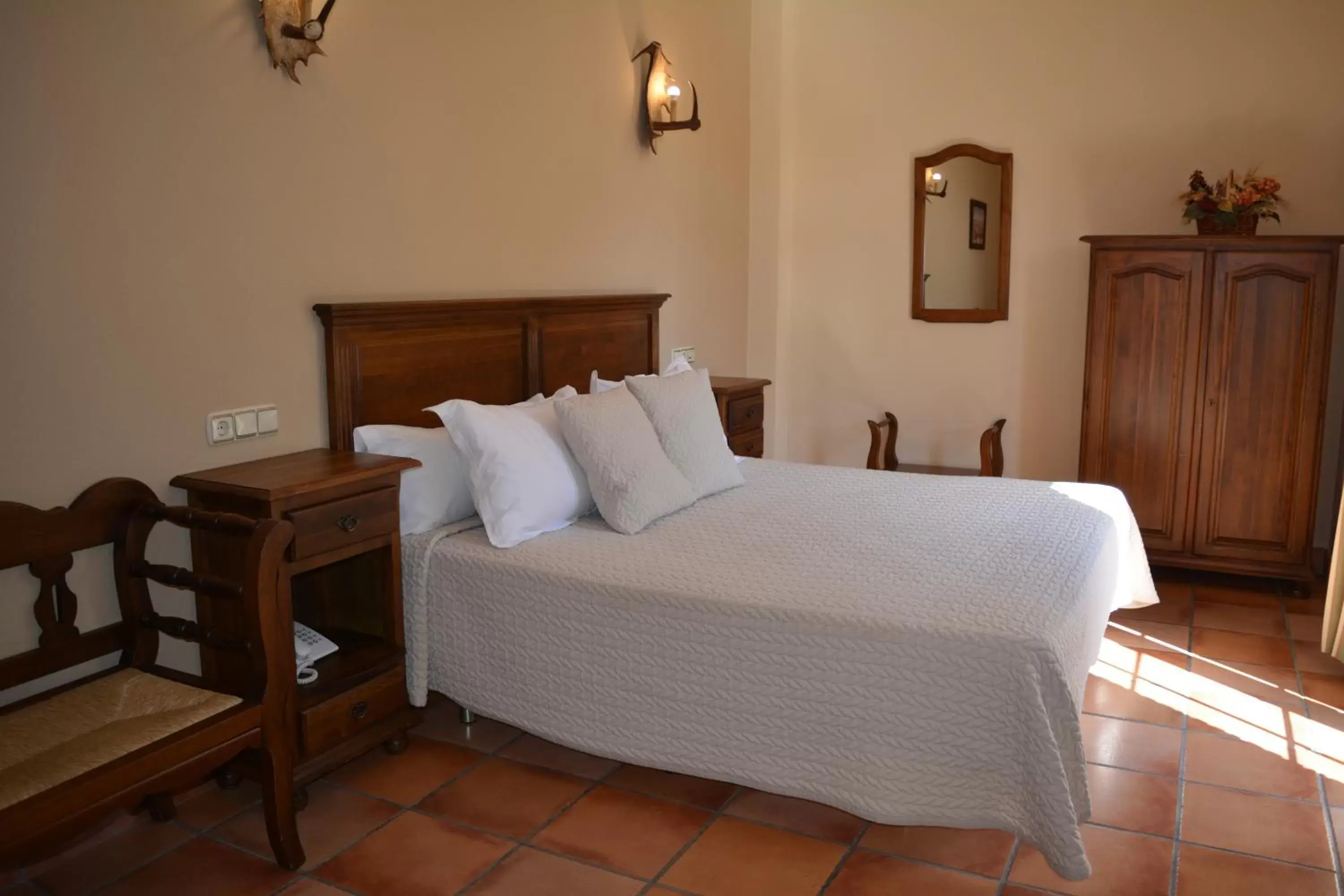 Bedroom, Bed in Hotel Sierra de Ubrique