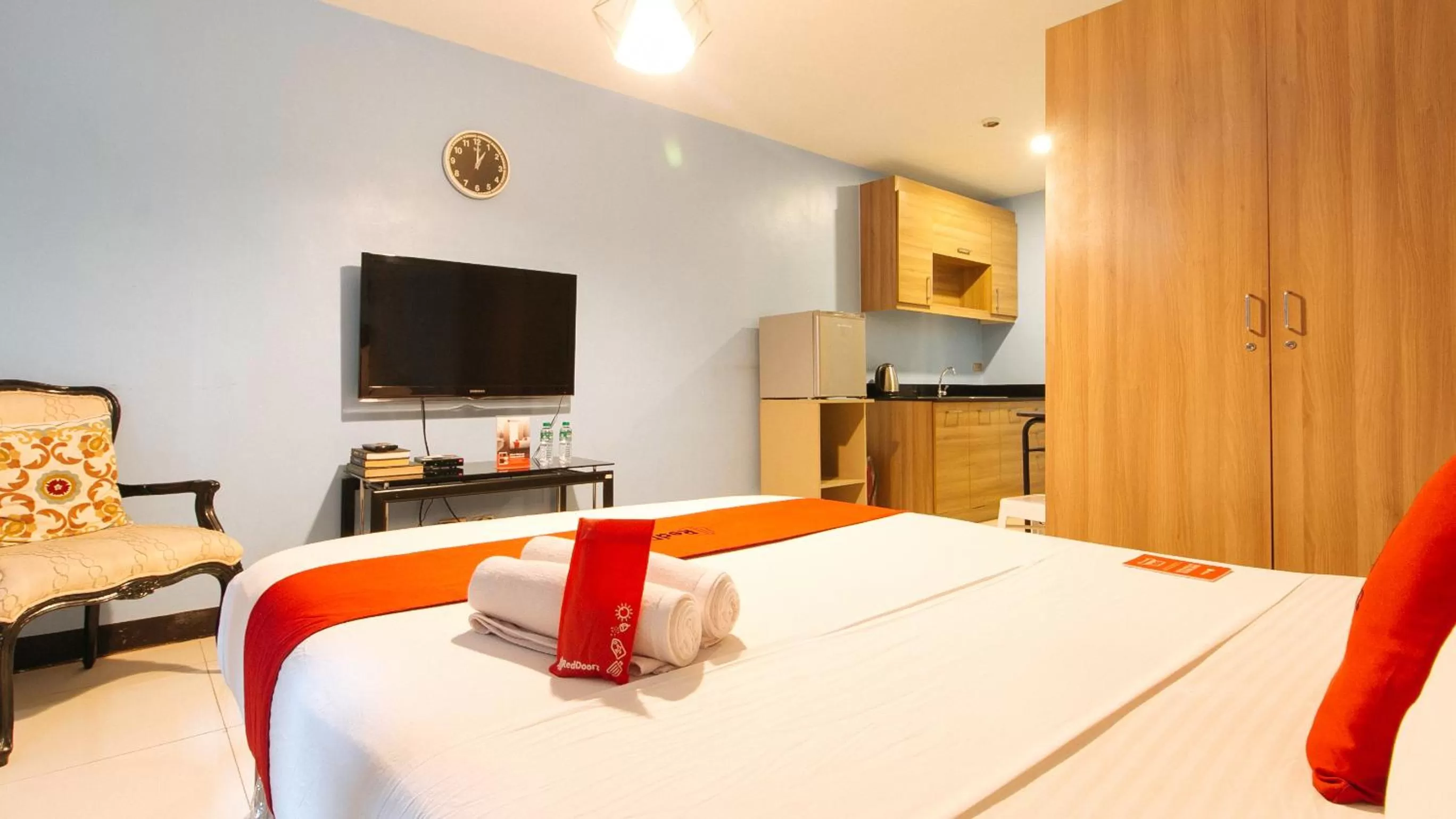 TV and multimedia, Bed in RedDoorz Plus at Kamuning Quezon City