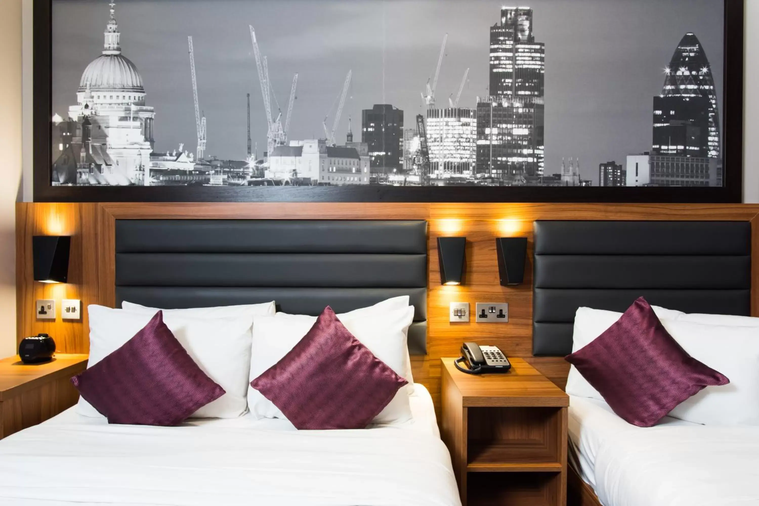 Bedroom, Bed in London Court Hotel