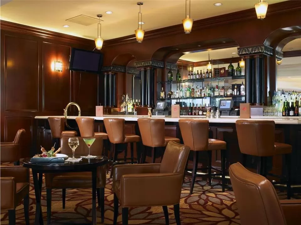 Lounge or bar in Anaheim Majestic Garden Hotel