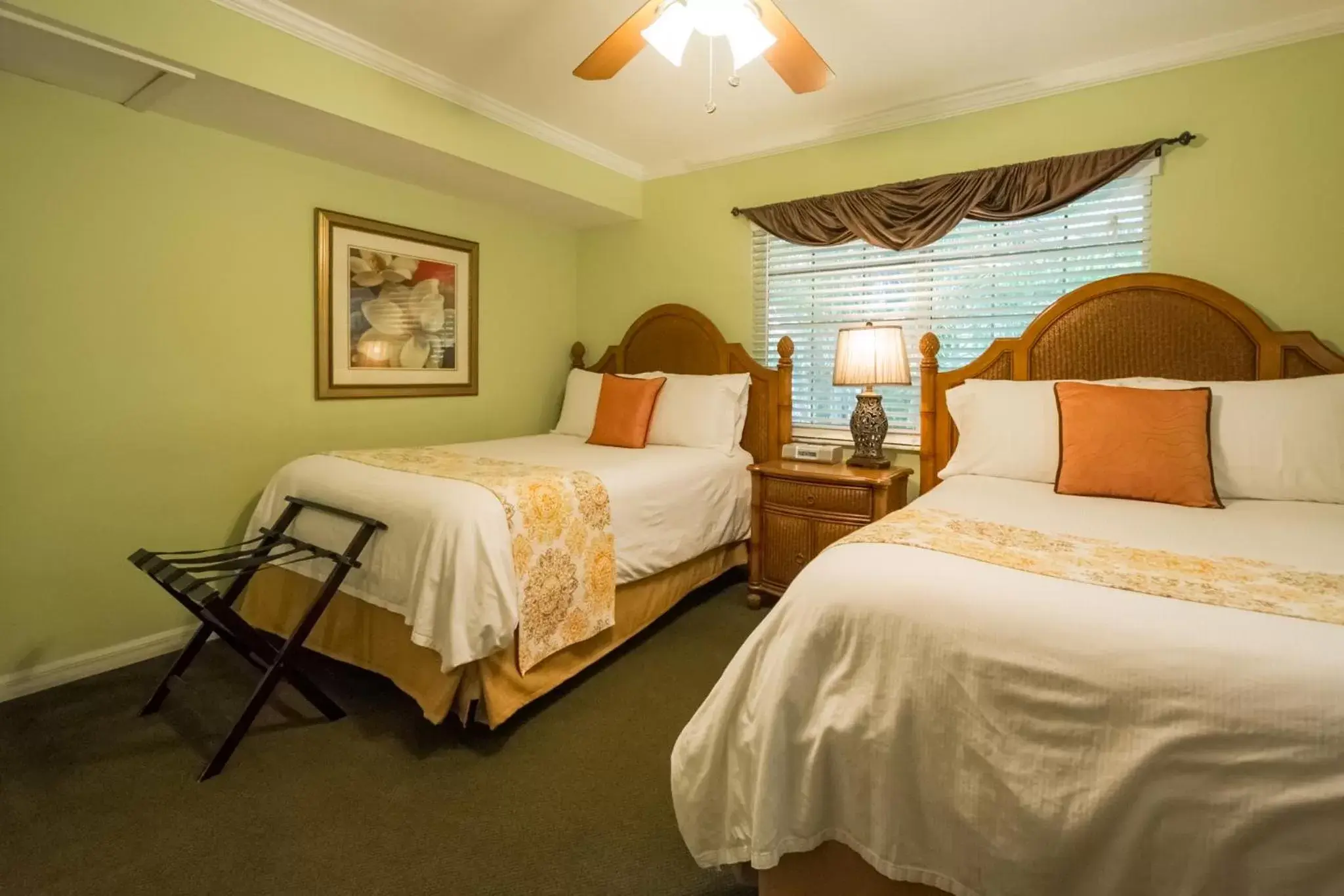 Bedroom, Bed in Tropical Beach Resorts - Sarasota