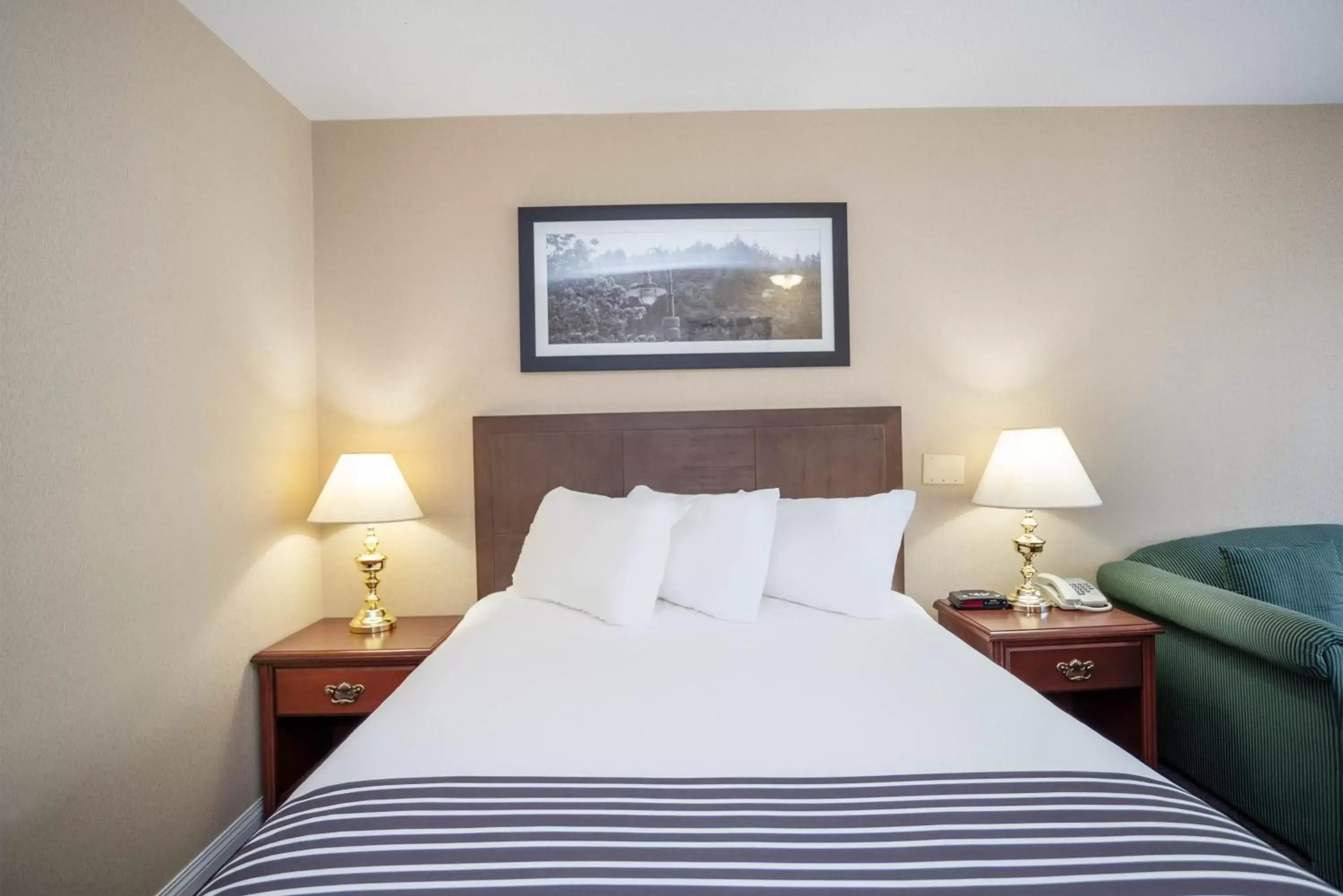 Photo of the whole room, Bed in Sandman Hotel Castlegar