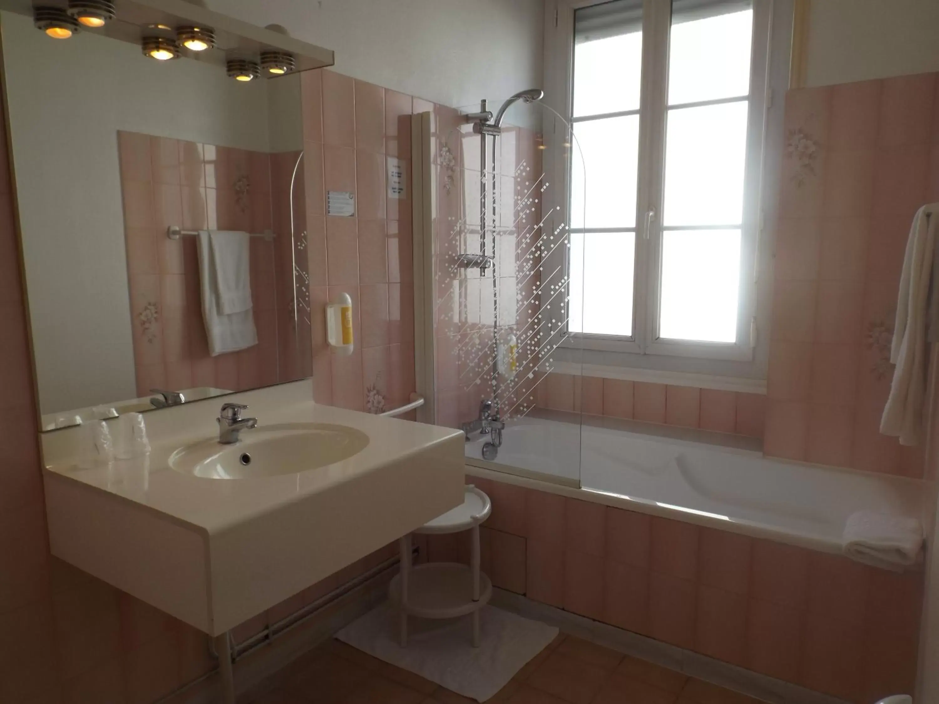 Bathroom in Hôtel La Résidence