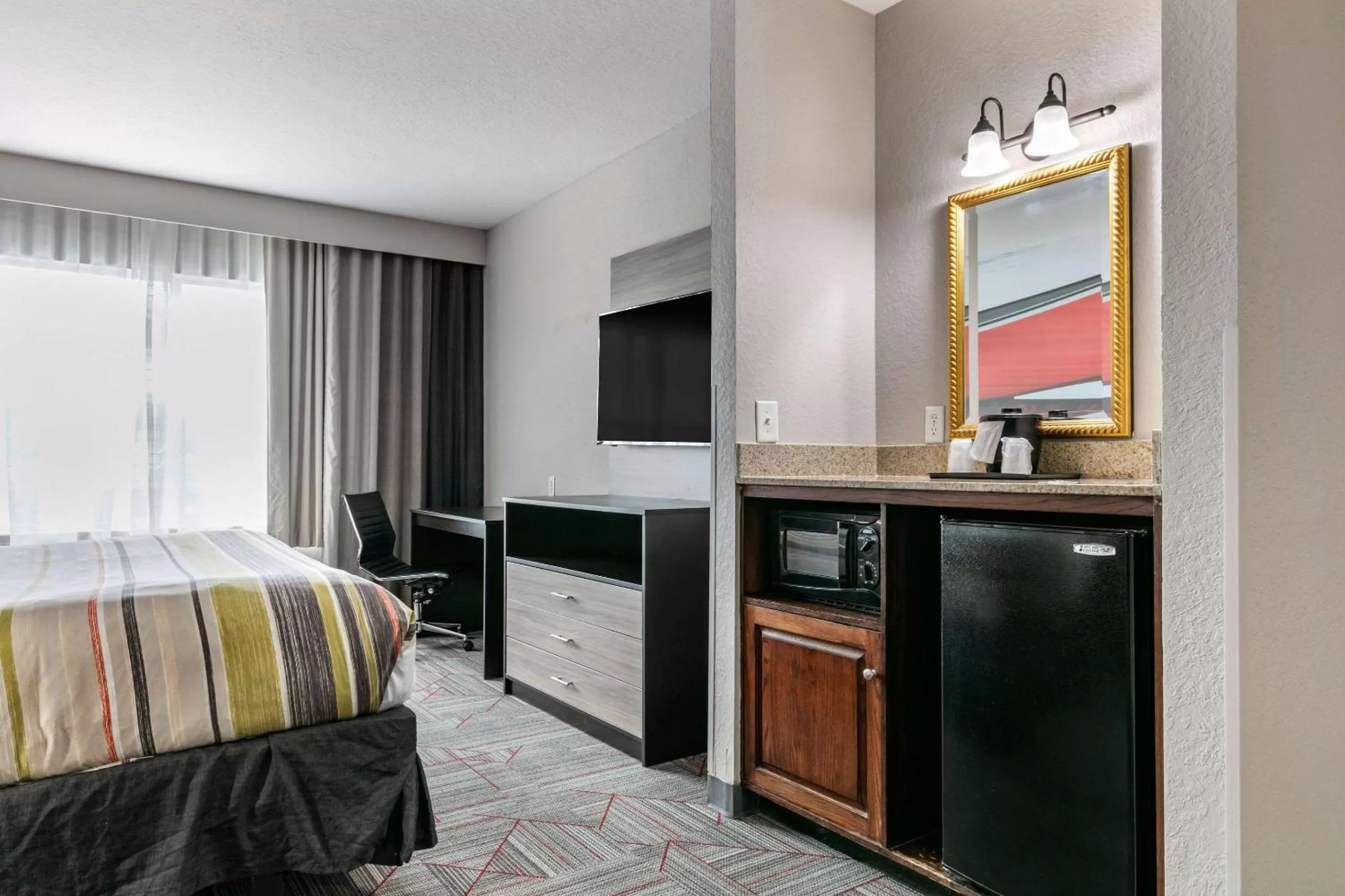 Photo of the whole room, Bed in Clarion Pointe Columbus-Bradley Park