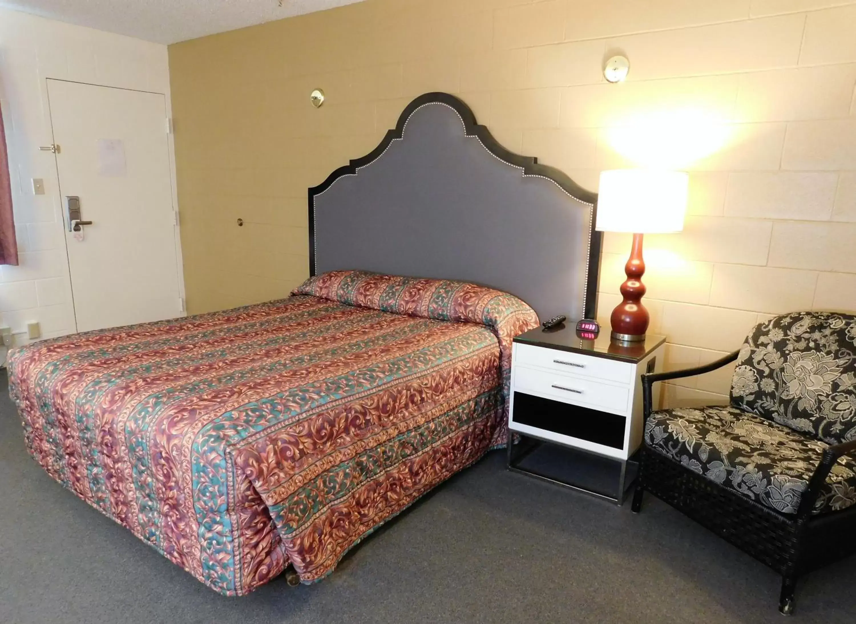 Bedroom, Bed in Capri Motel