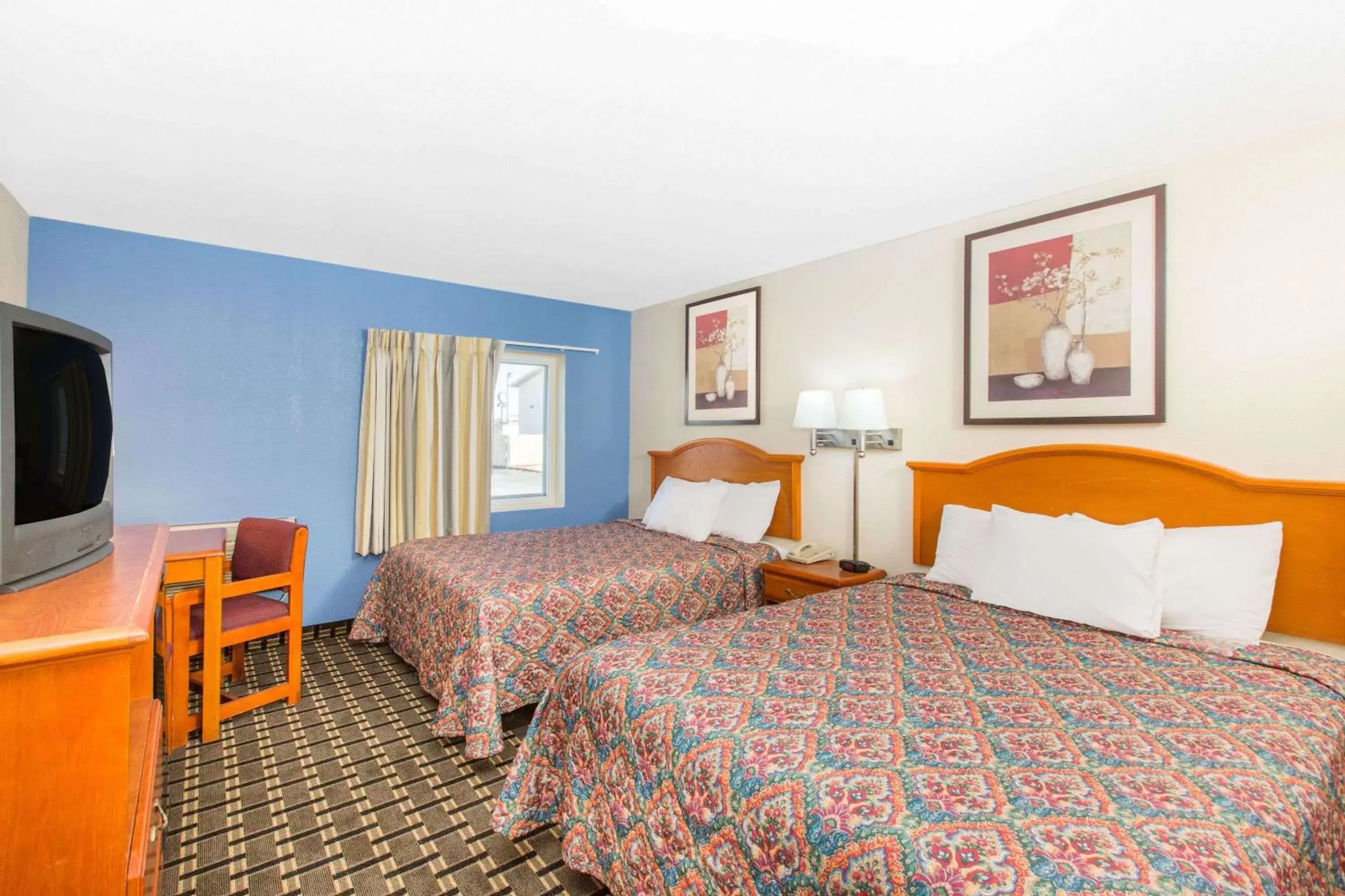 Photo of the whole room, Bed in Days Inn by Wyndham Effingham