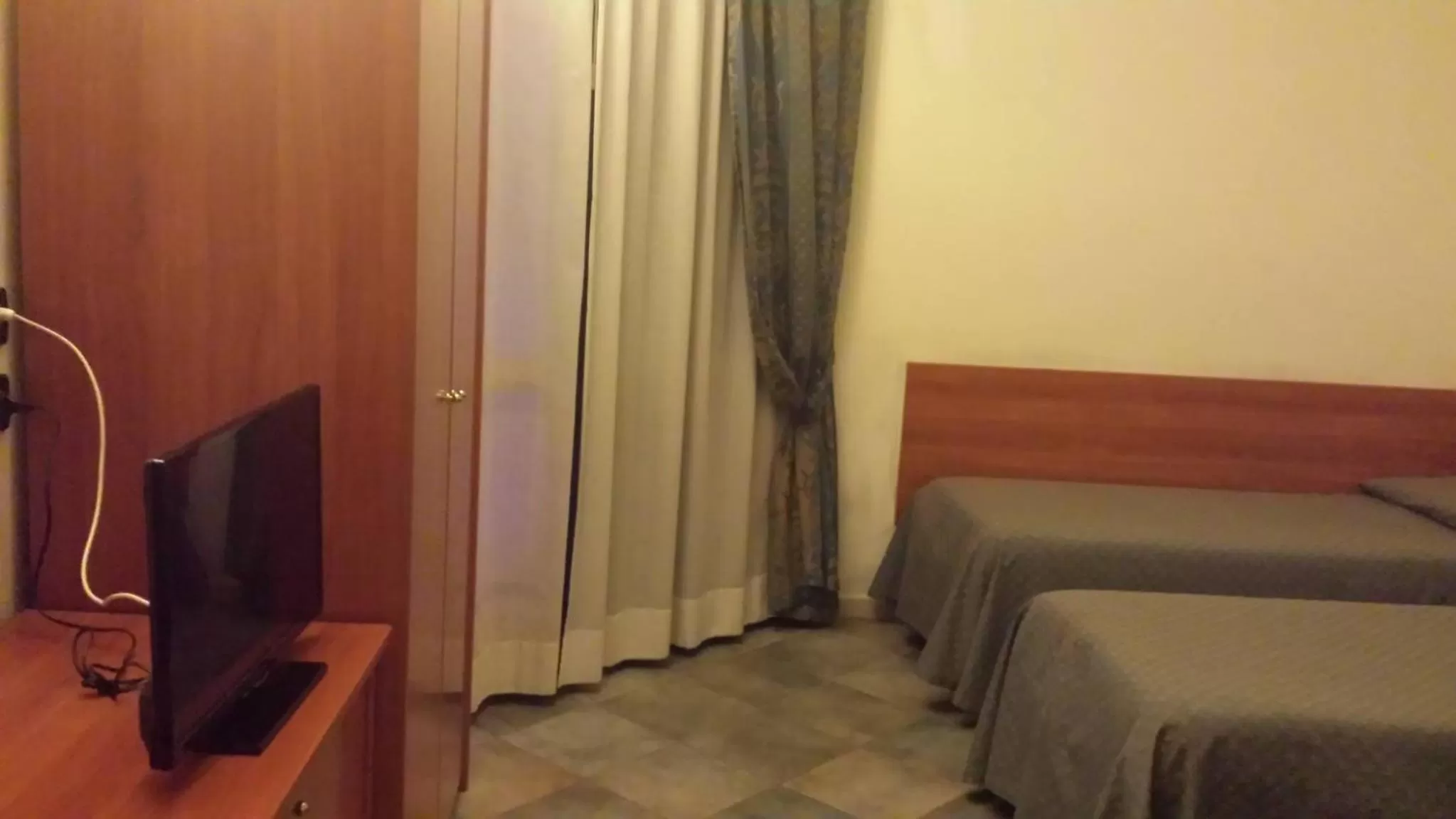 Photo of the whole room, Bed in Adelphi Room & Breakfast