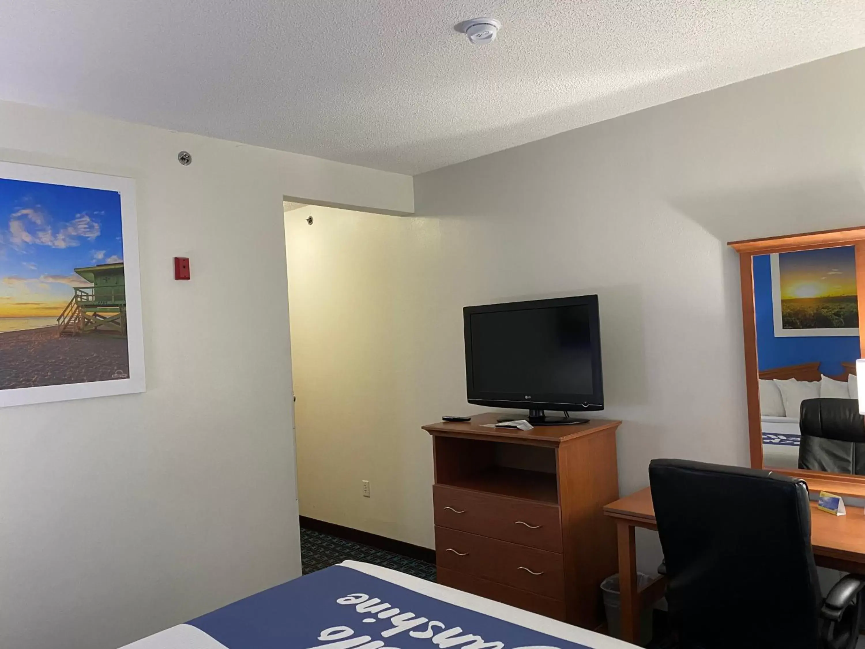 TV/Entertainment Center in Days Inn & Suites by Wyndham Cambridge