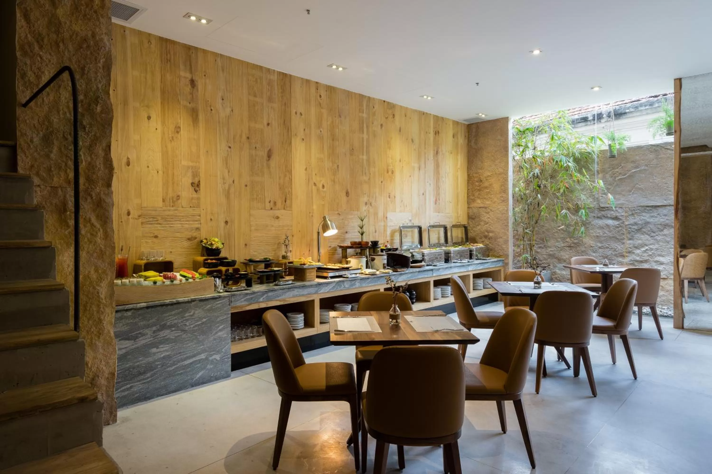 Restaurant/places to eat in Silverland Yen Hotel