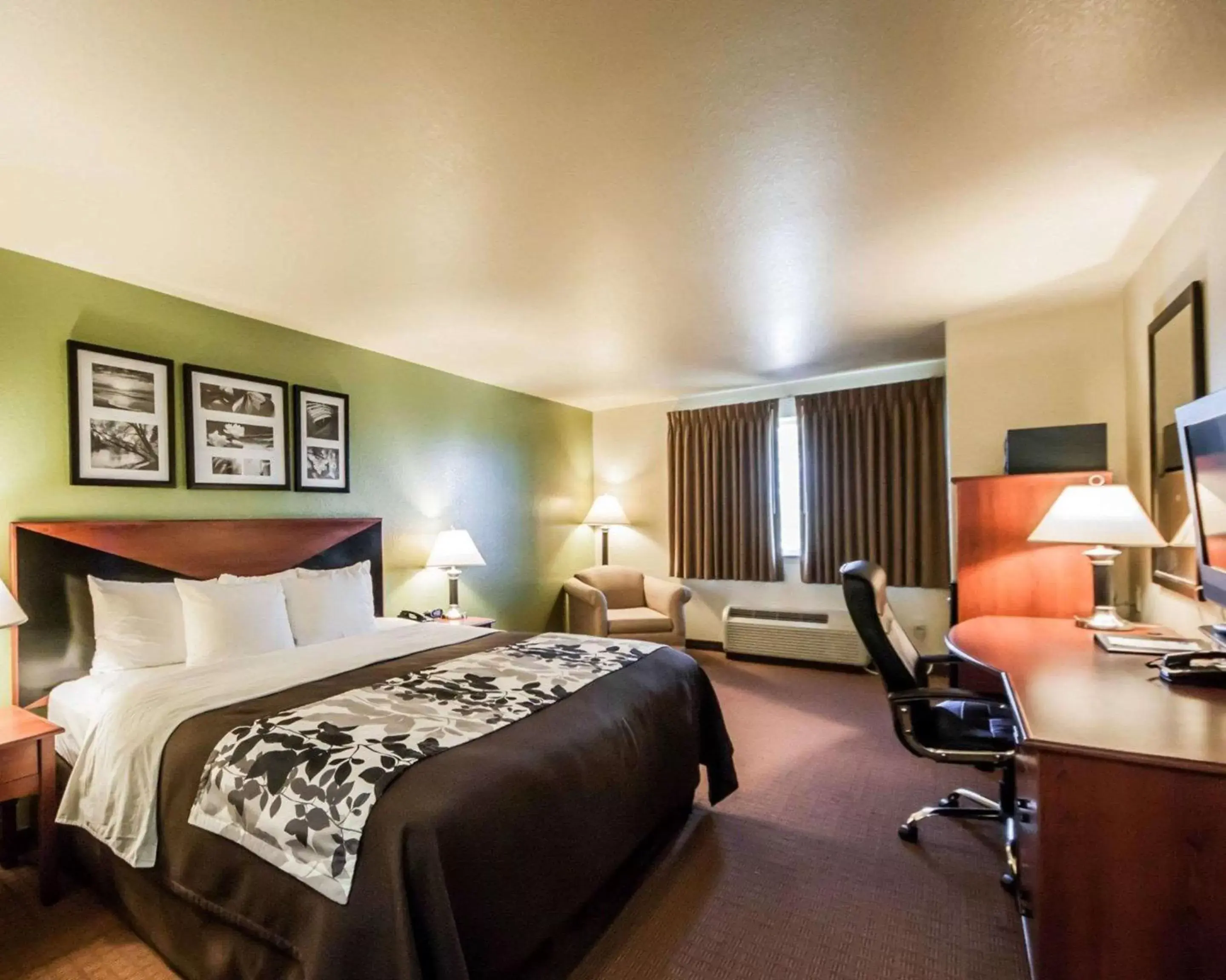 Photo of the whole room, Bed in Sleep Inn and Suites Shamrock