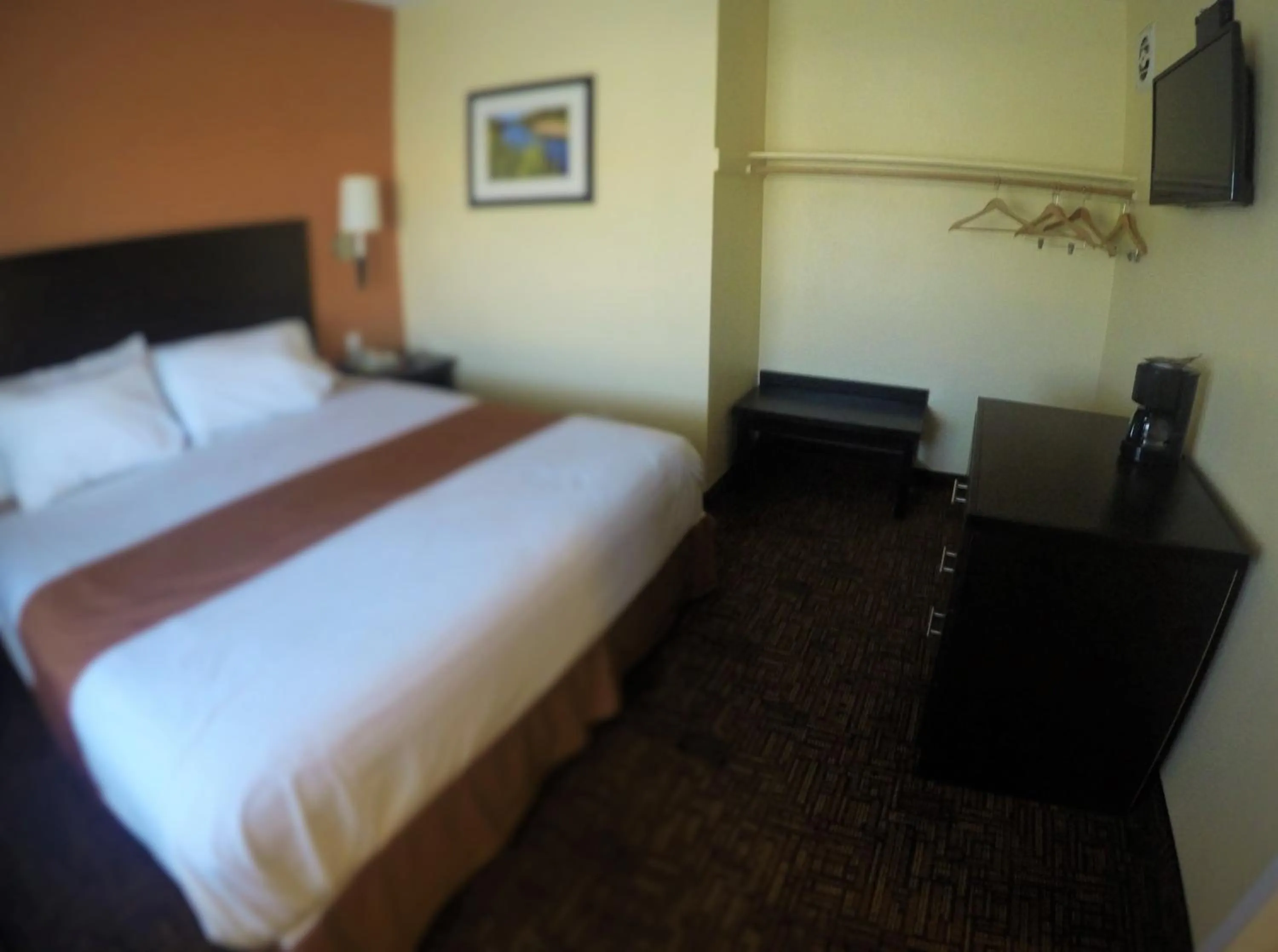 Photo of the whole room, Bed in Americas Best Value Inn Blythe CA