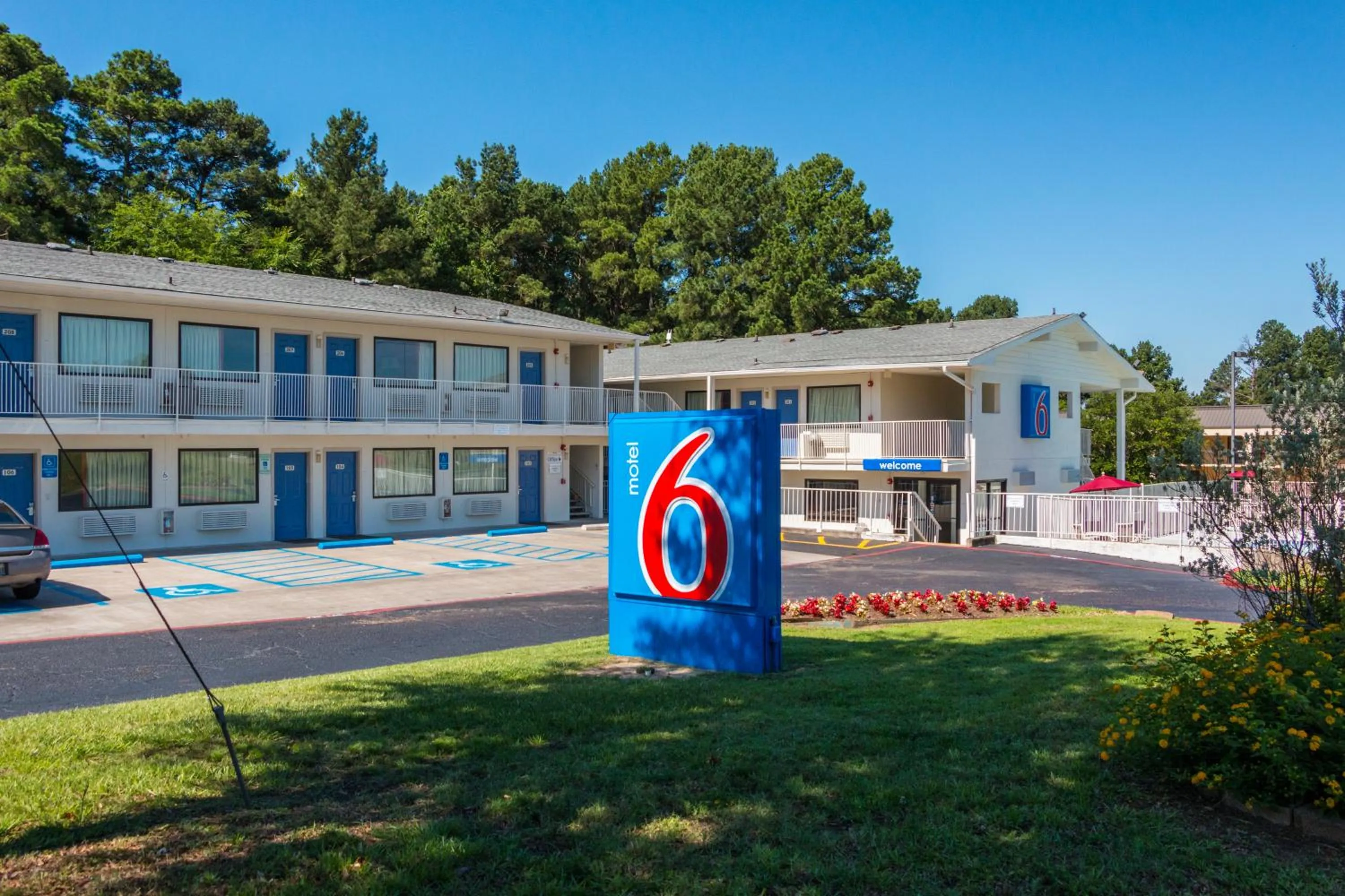 Property building in Motel 6-Longview, TX