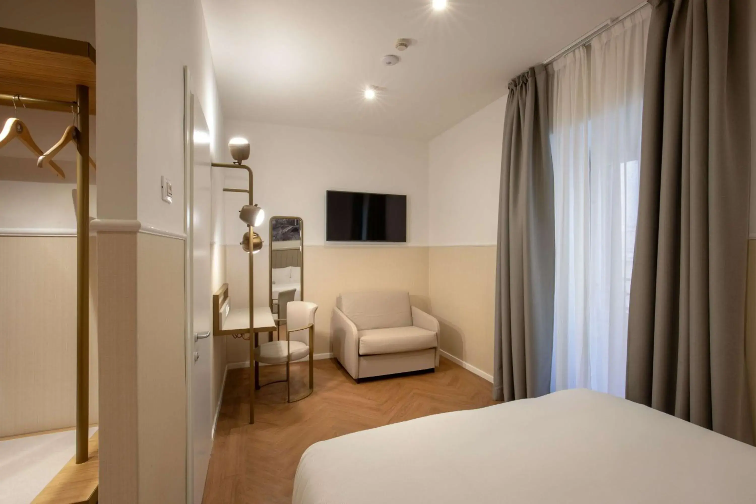 Bedroom, TV/Entertainment Center in Cosmopolita Hotel Rome, Tapestry Collection by Hilton