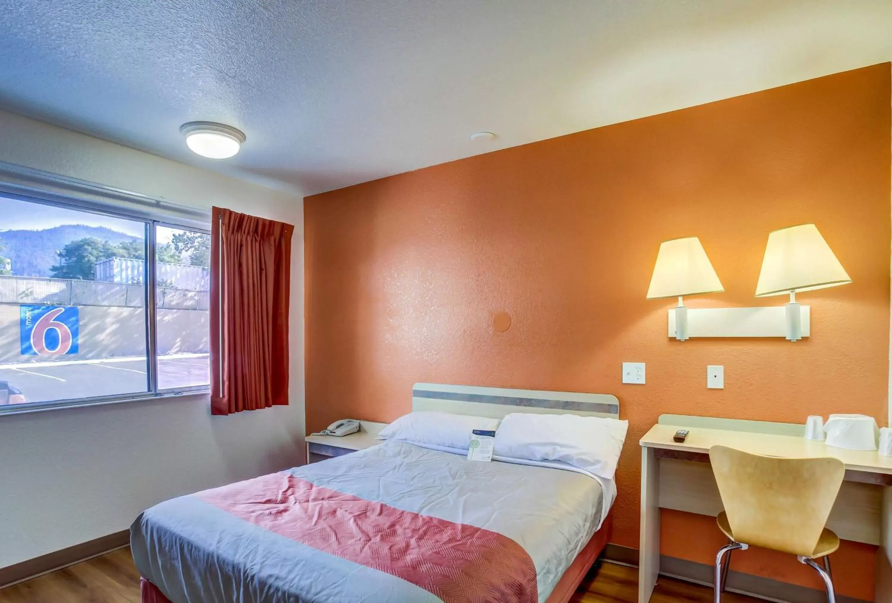 Photo of the whole room, Room Photo in Motel 6-Grants Pass, OR