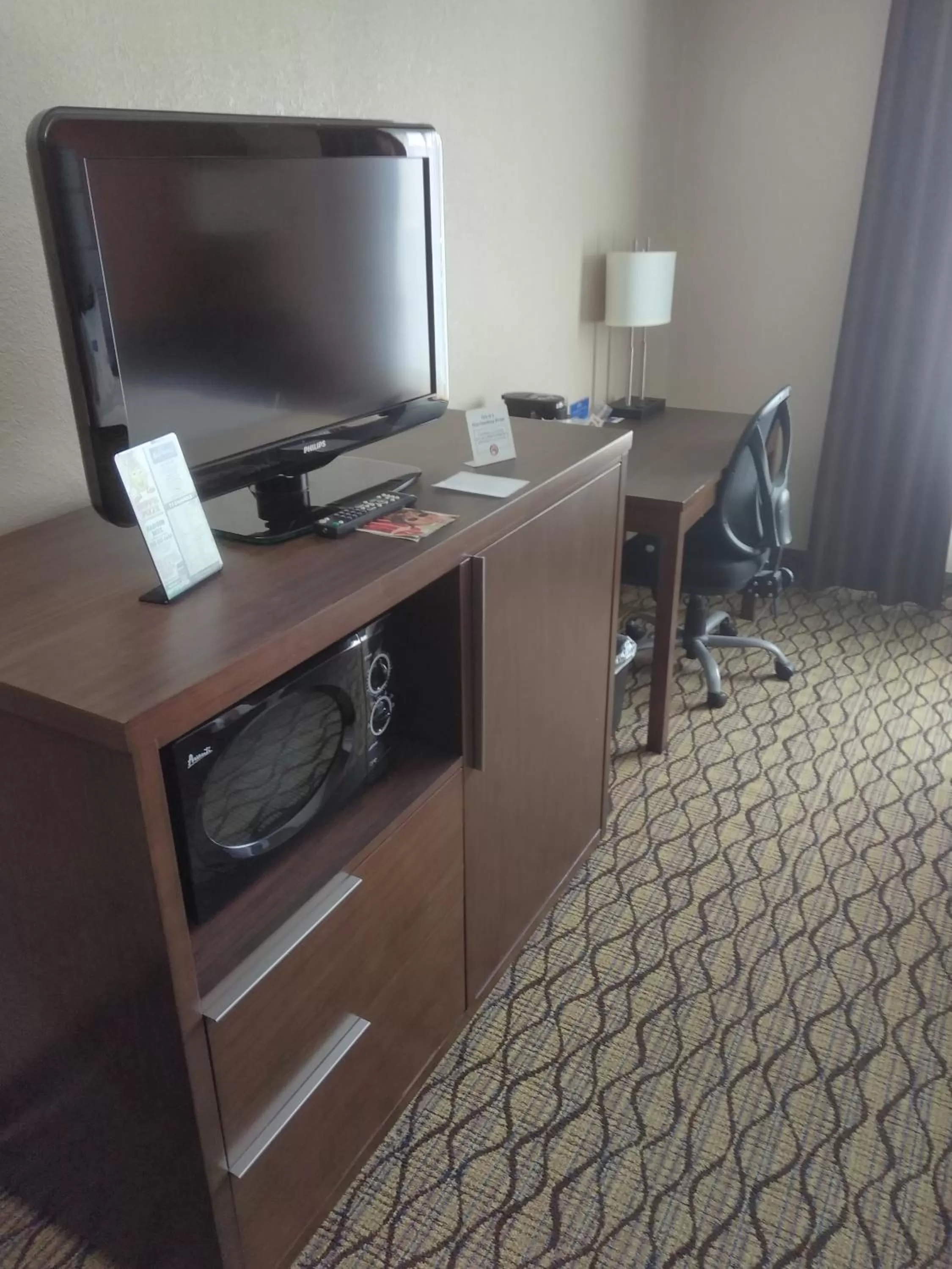 Living room in Baymont by Wyndham Madison Heights Detroit Area