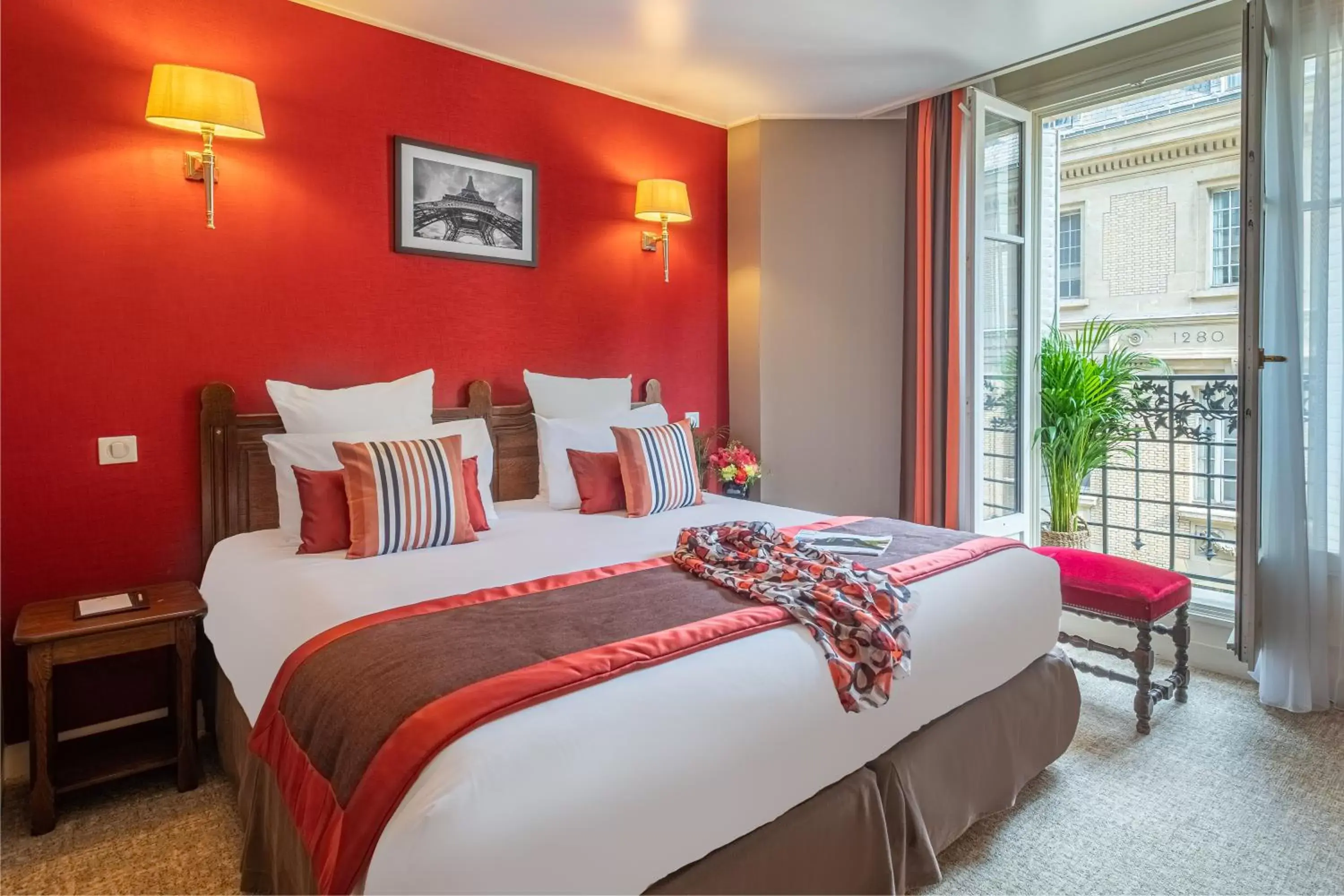 Bed in Hotel Trianon Rive Gauche