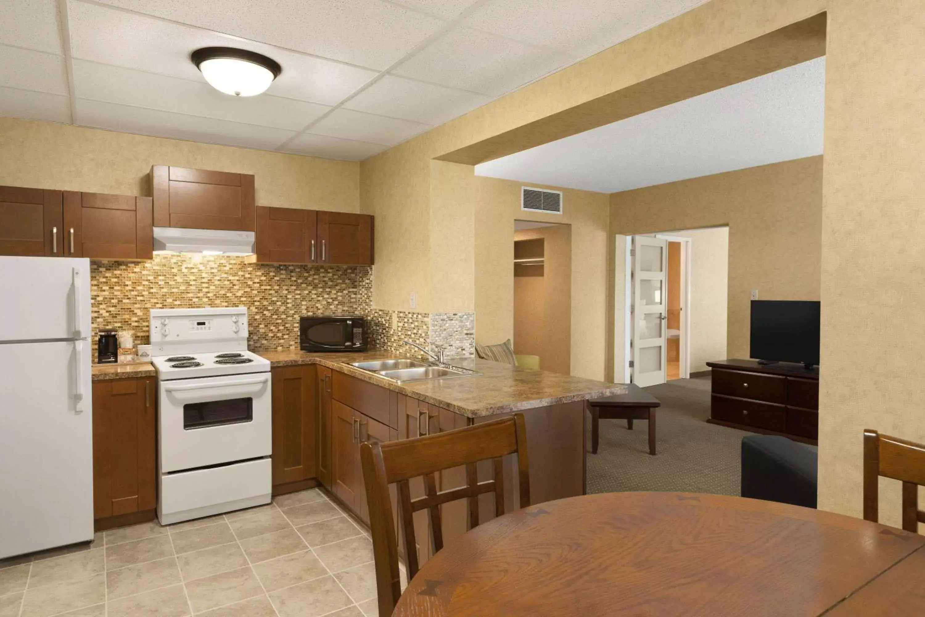 Photo of the whole room, Kitchen/Kitchenette in Days Inn by Wyndham Cranbrook Conference Centre