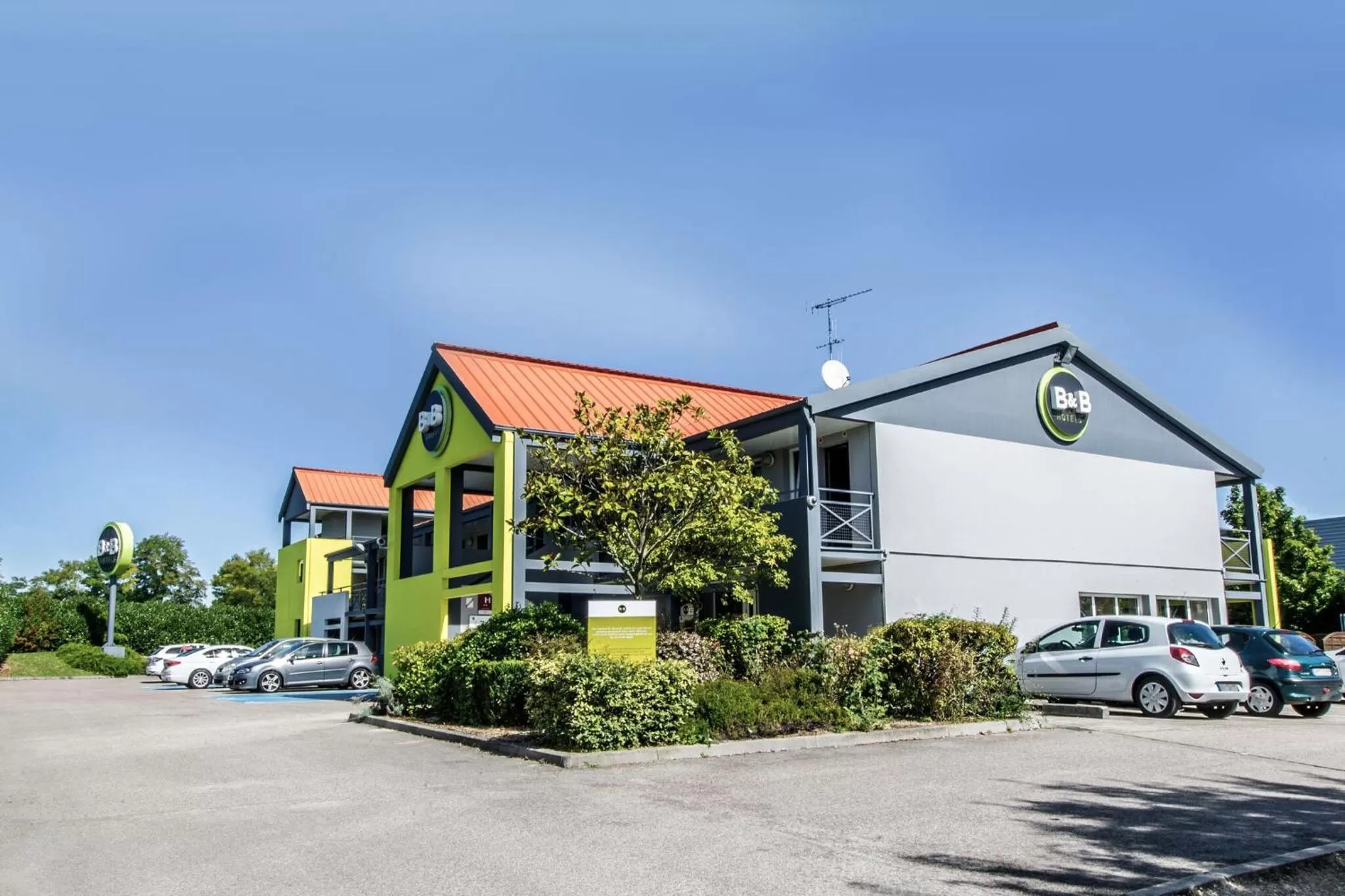 Facade/entrance in B&B HOTEL Troyes Barberey