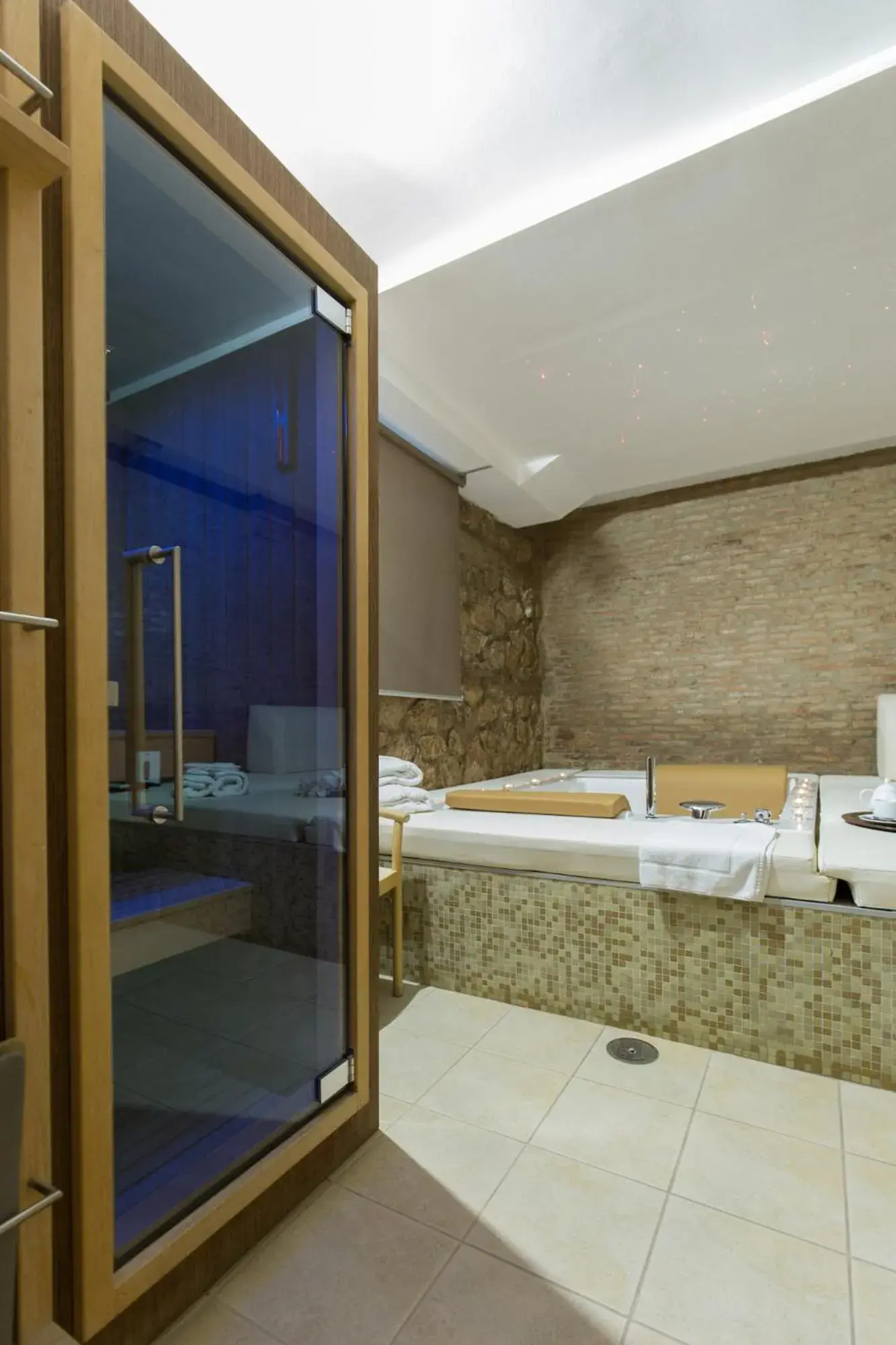 Bathroom in Plana Hotel