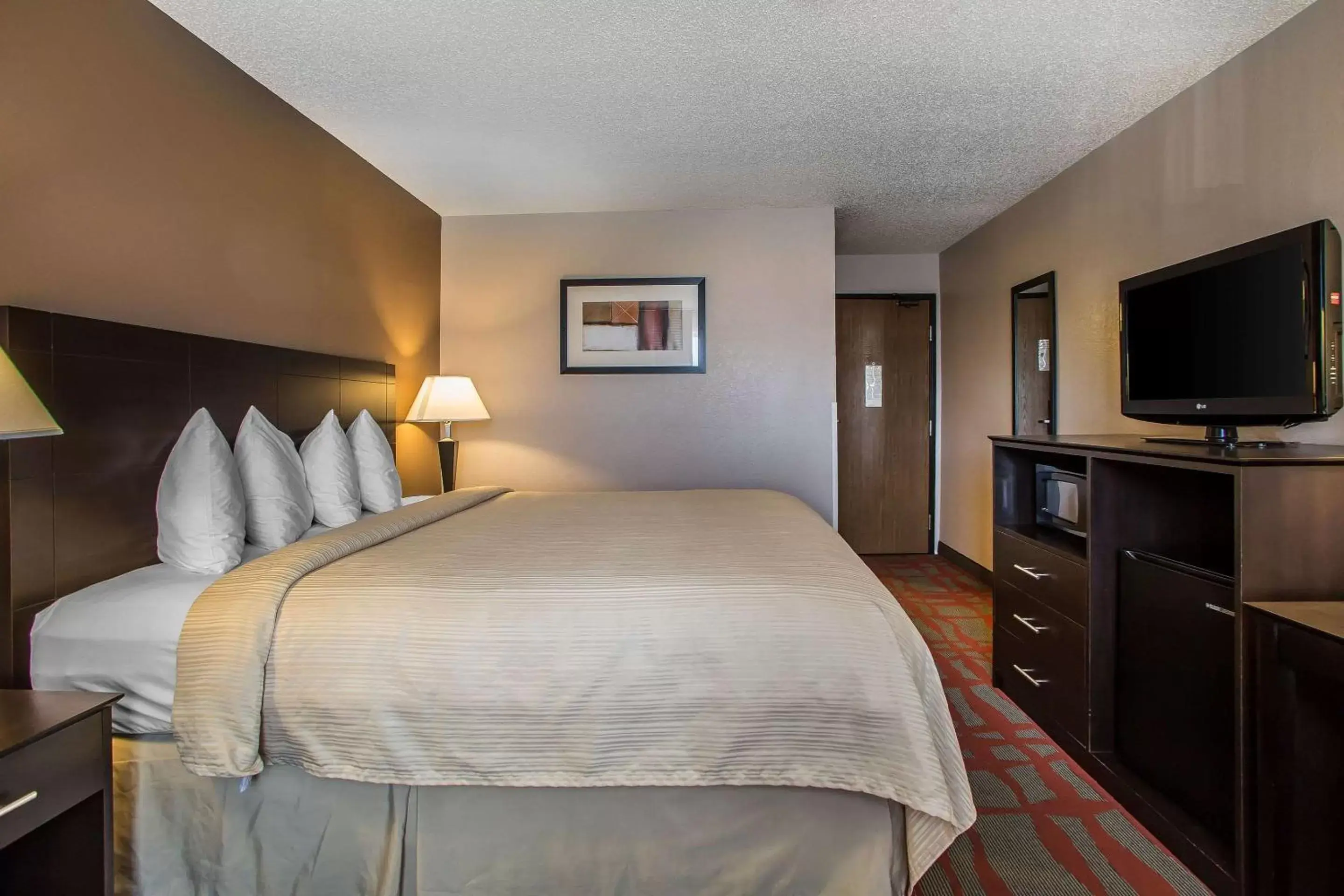 Photo of the whole room, Bed in Quality Inn & Suites West Bend